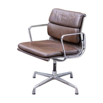 Soft Pad EA 218 brown chair by Charles & Ray Eames édit Herman Miller