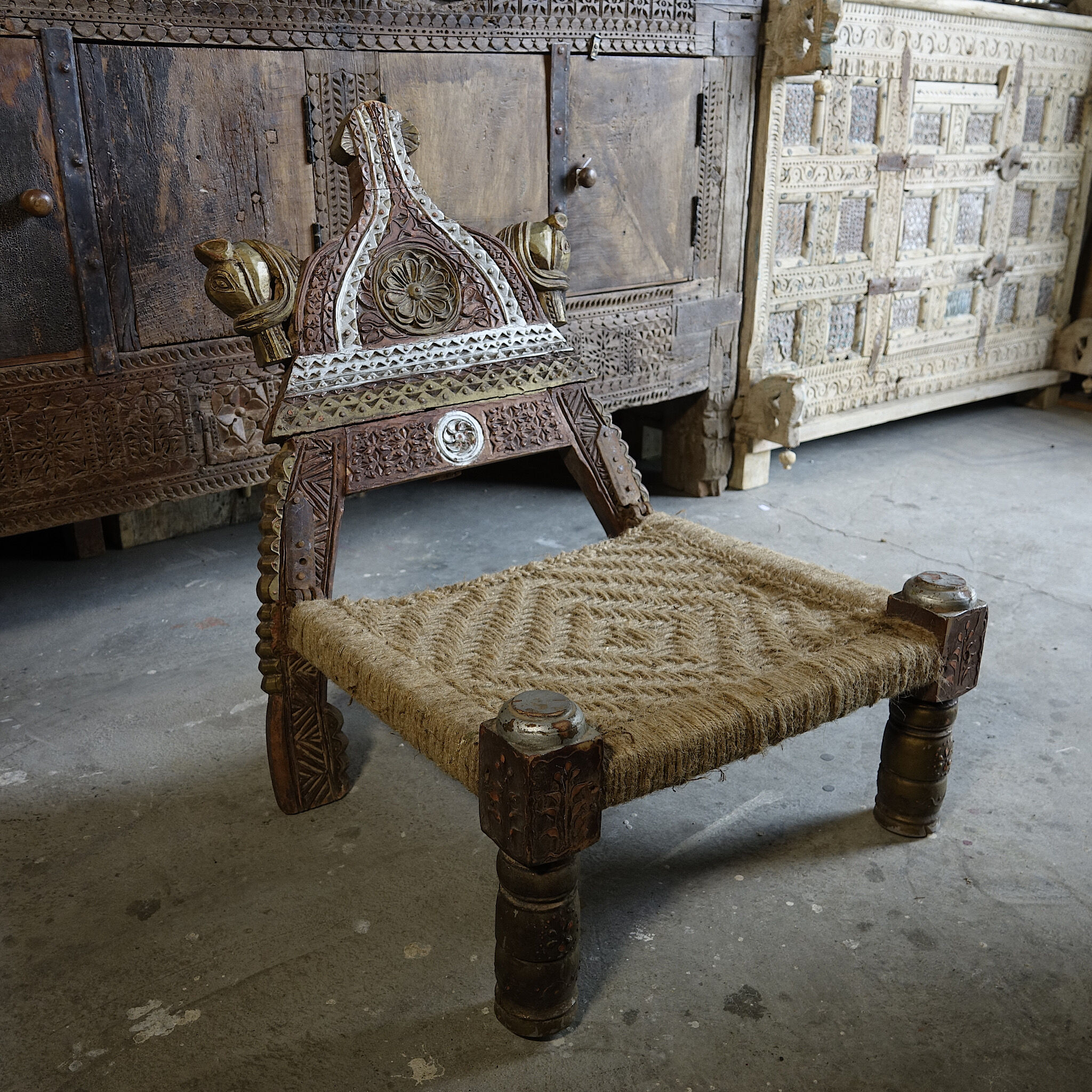 Chaise en bois sculpté et corde