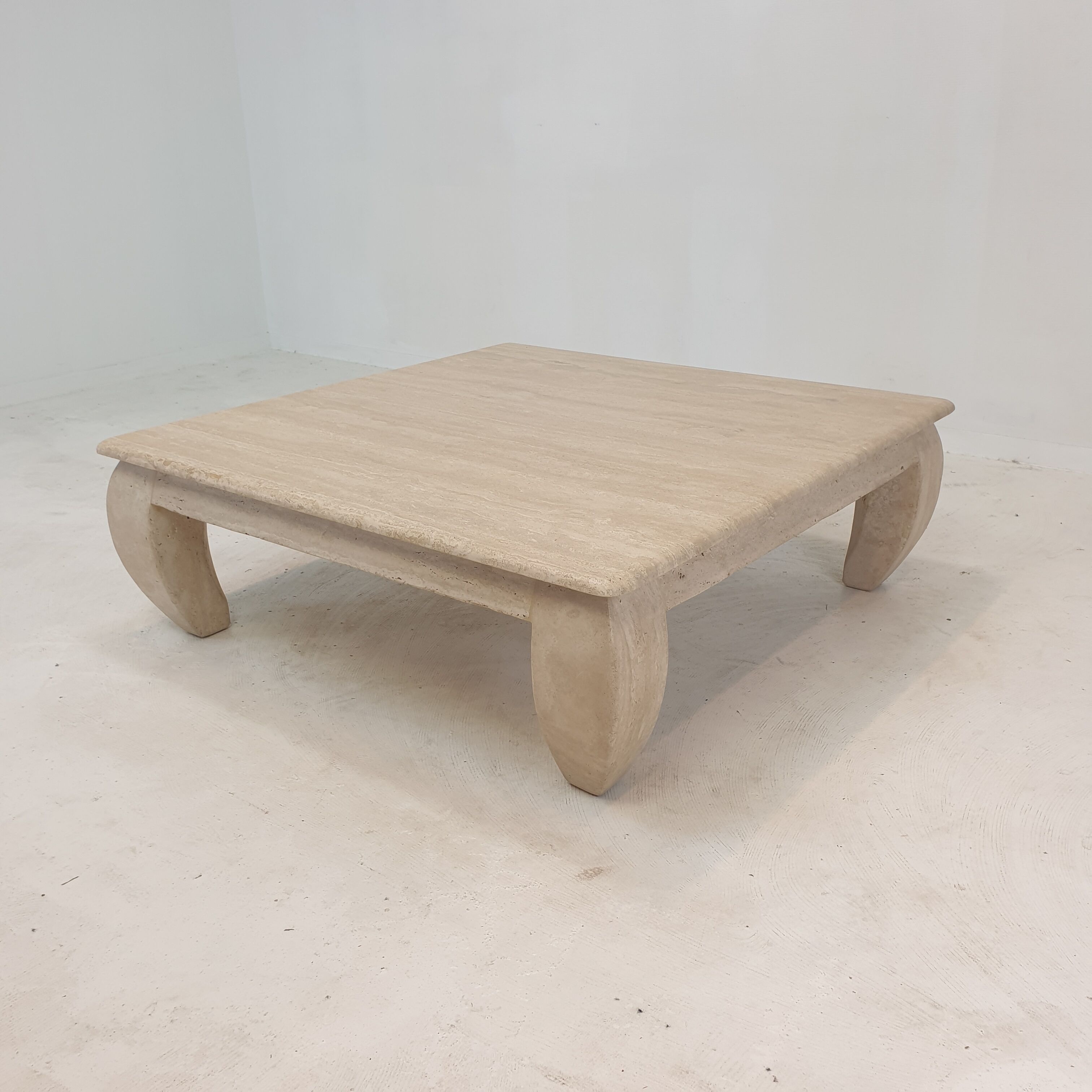 Table basse en travertin italien "Opium", années 1980.