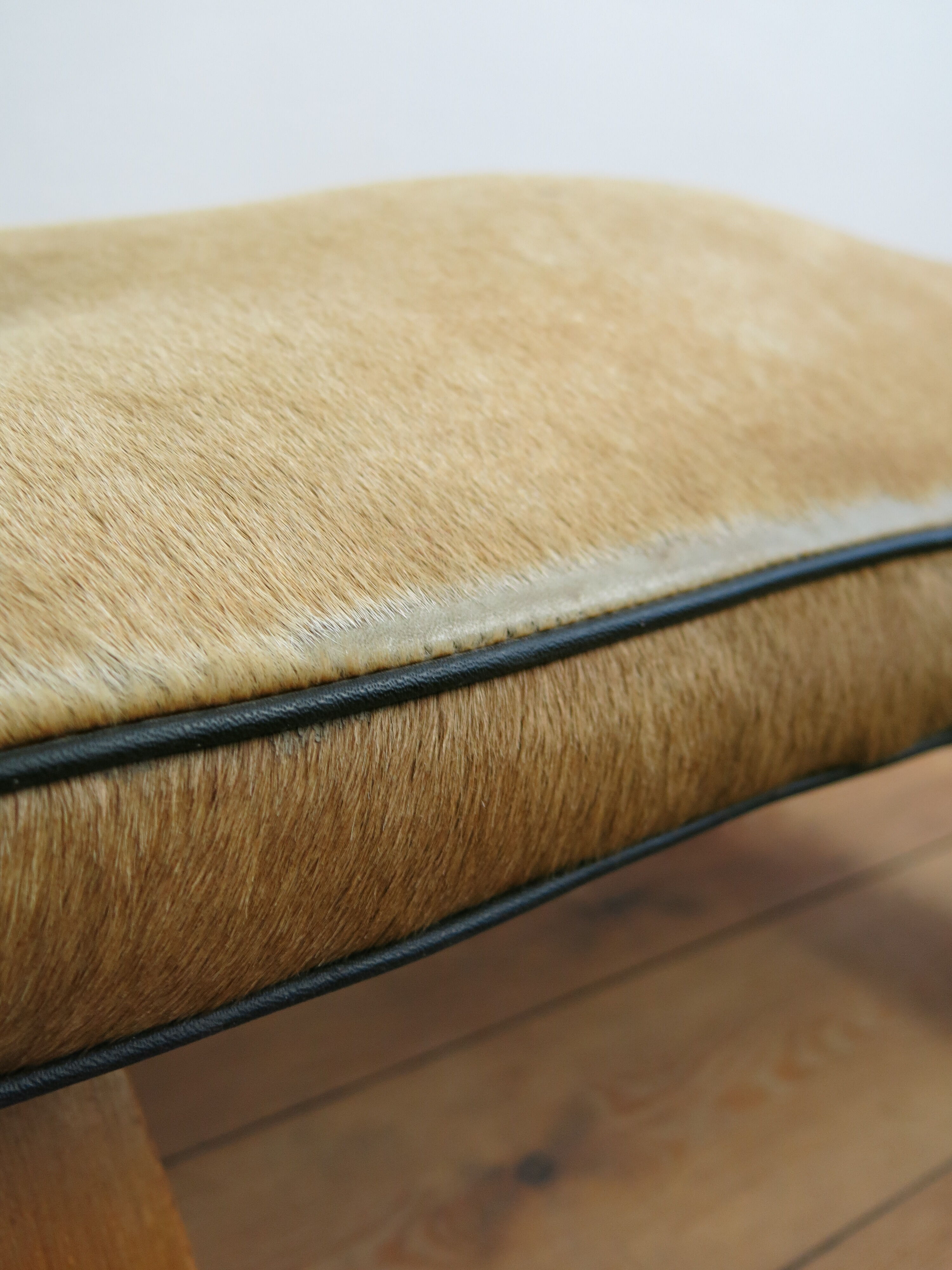 Camel saddle stool