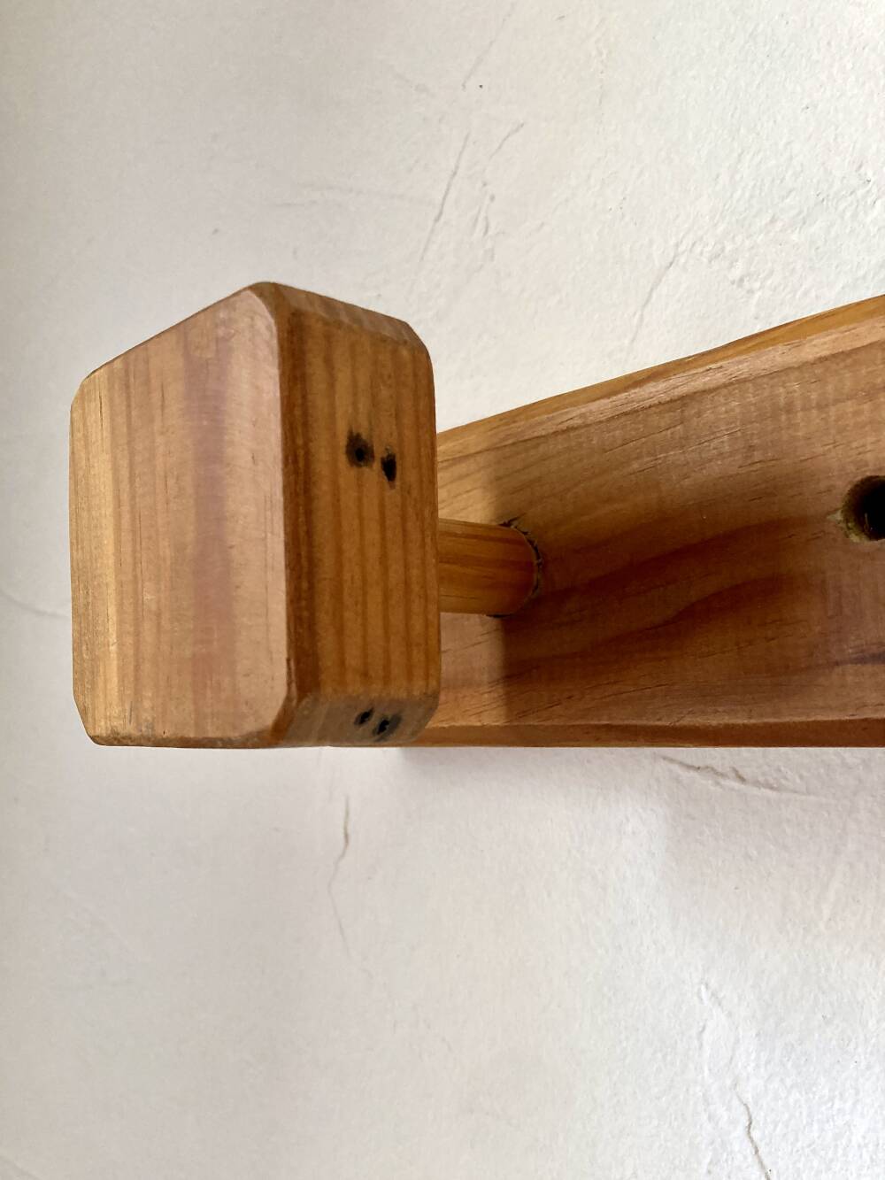 Wall-mounted coat rack with 4 wooden hooks