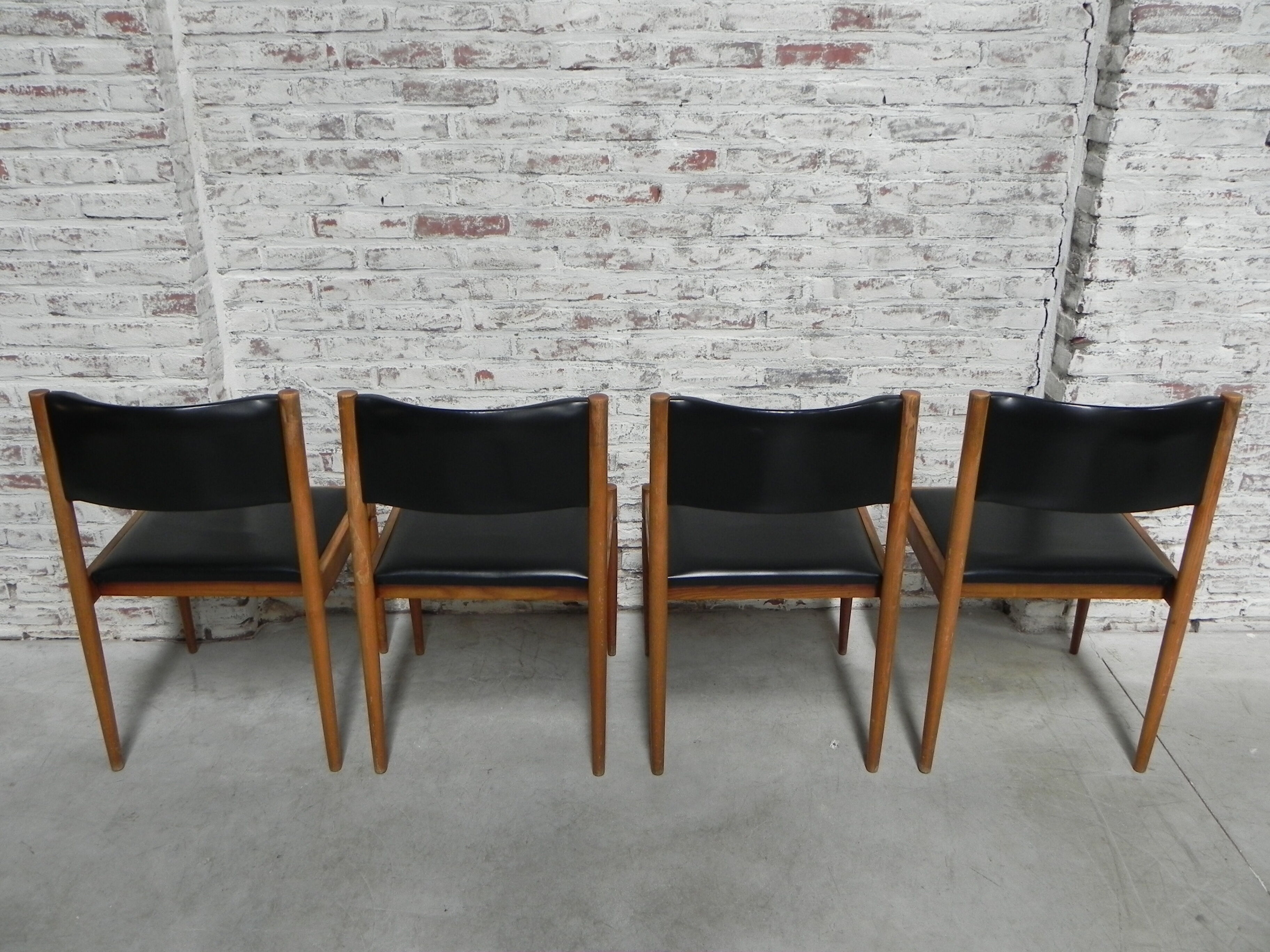 4 vintage chairs upholstered with skai