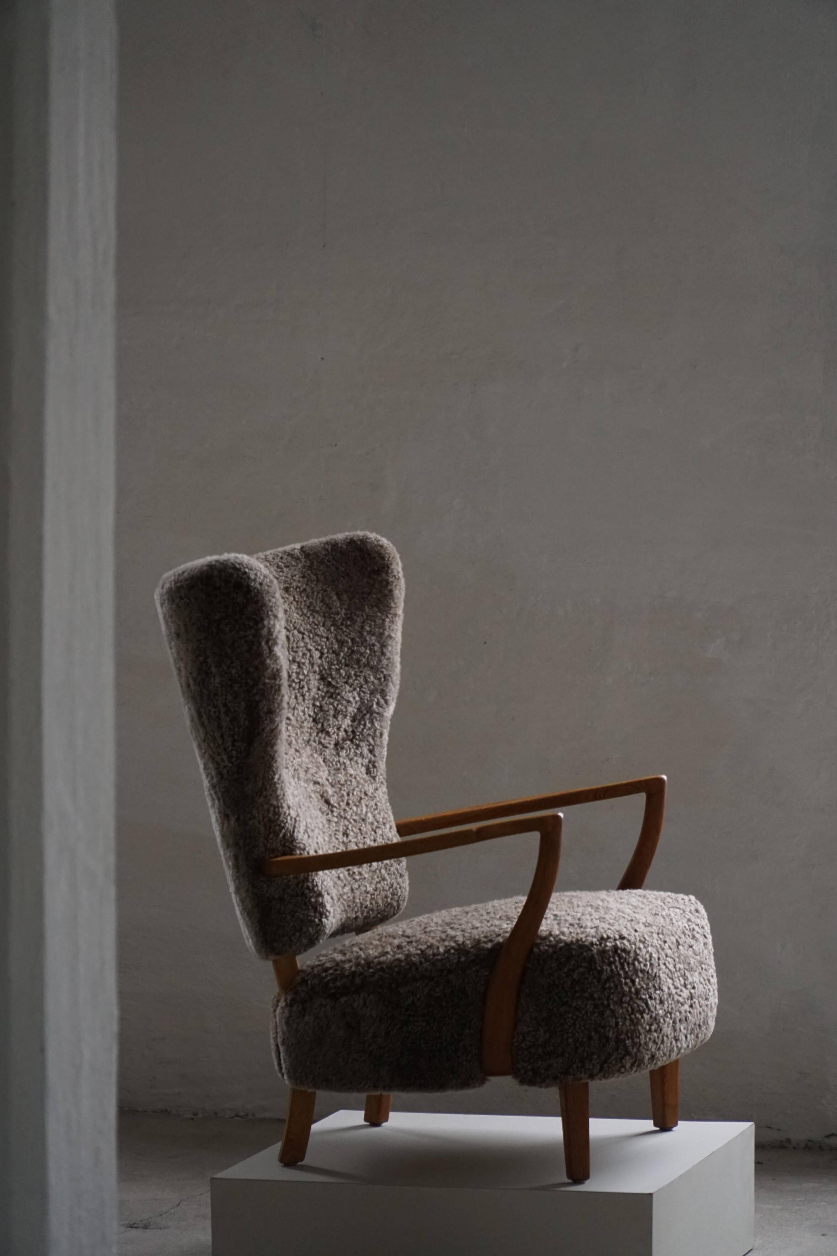 High-backed chaise longue in oak and lambswool, Danish Modern, Viggo Boesen, 1950s.