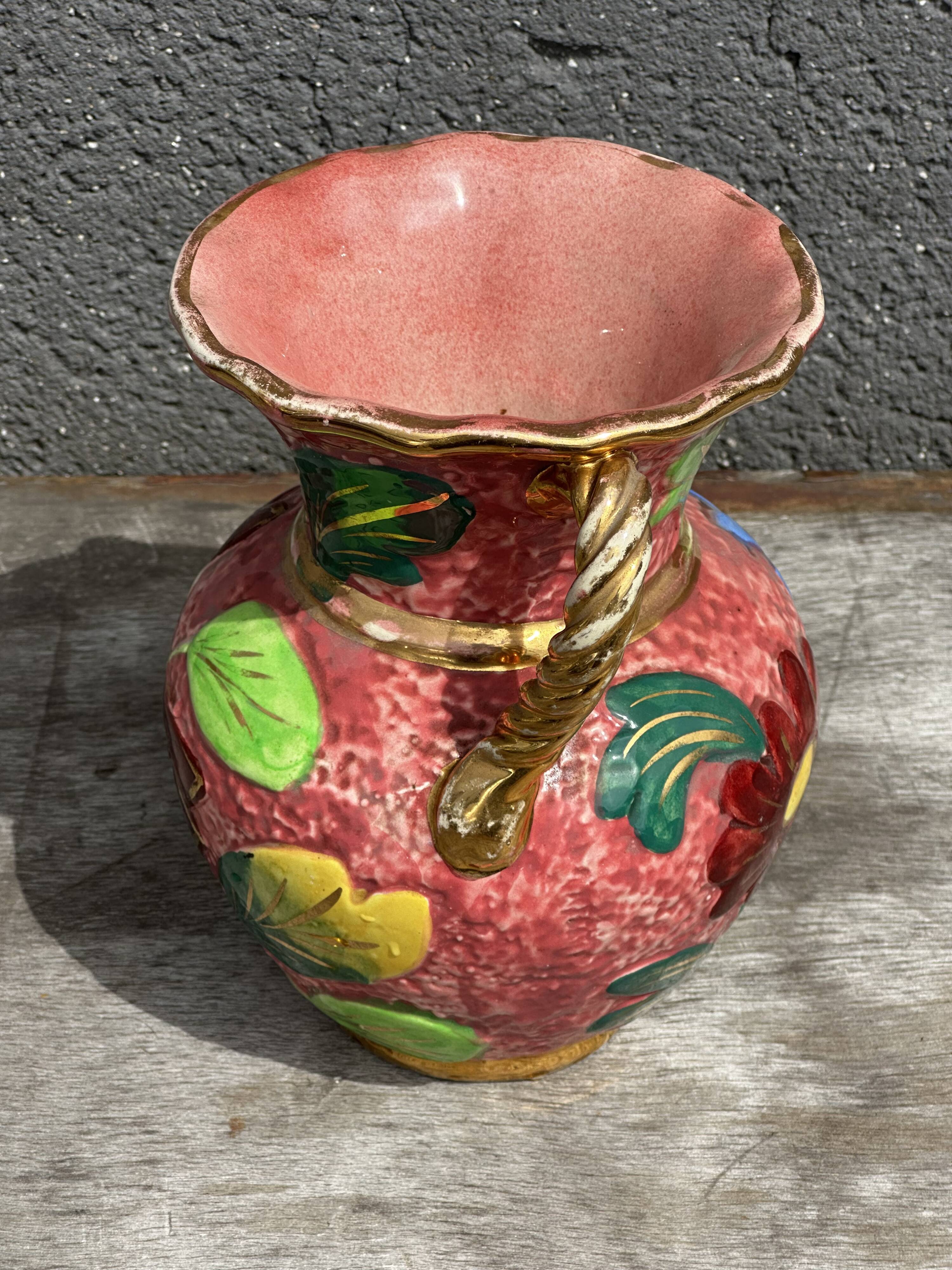 Vase Vallauris rose bonbons décor Floral H 20 cm