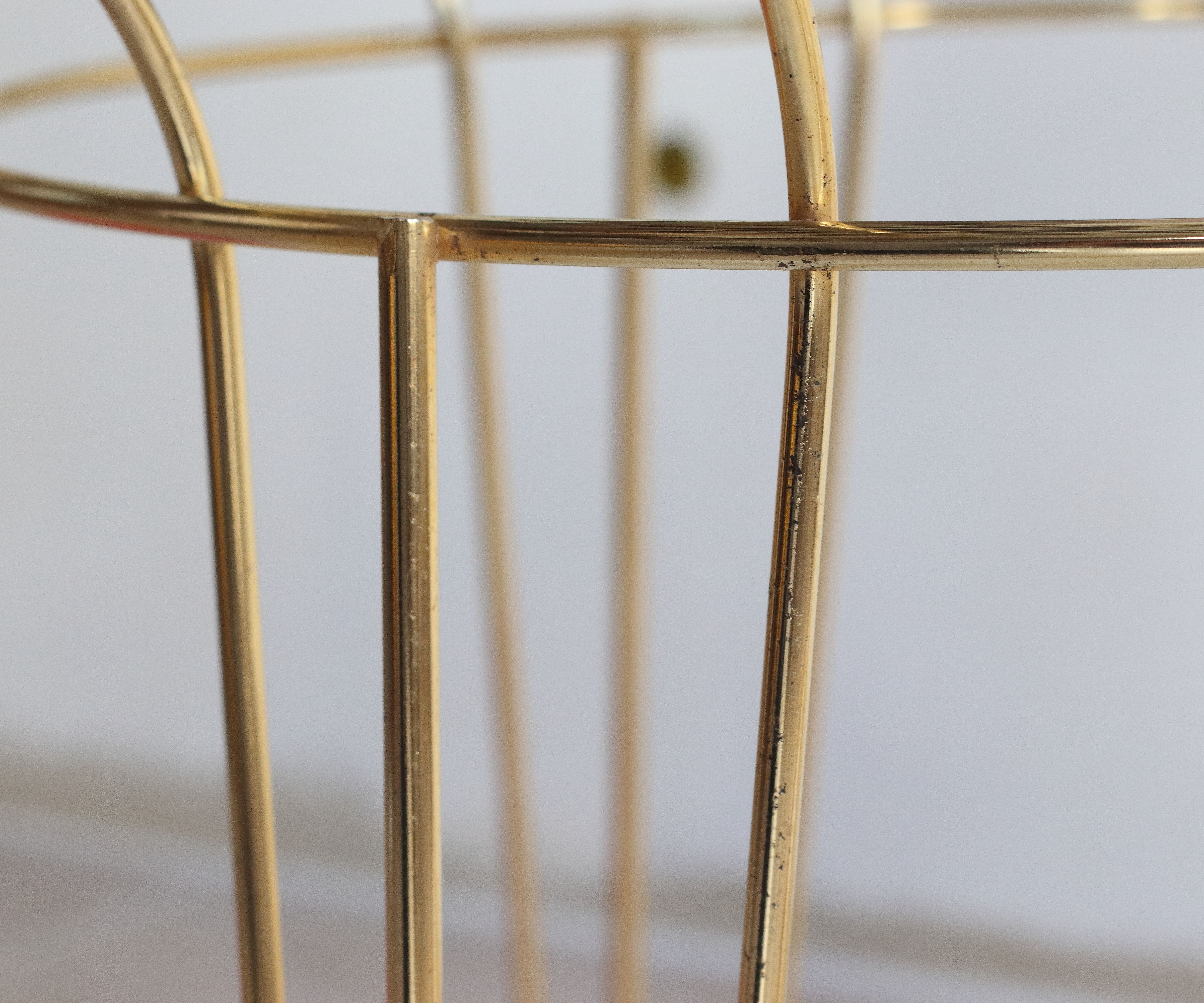 Table basse tripode en laiton doré et verre sérigraphié
