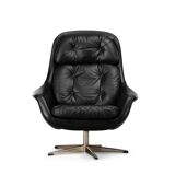 Chaise pivotante en cuir noir de conception danoise par HW Klein pour Bramin, années 1960