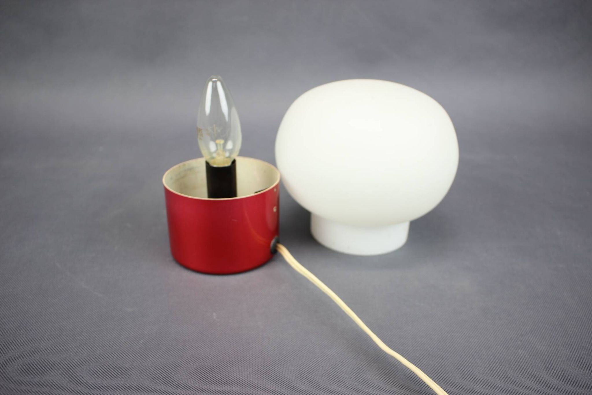 Lampe de table en verre opalin Burgundy Red de l'ère spatiale des années 1970