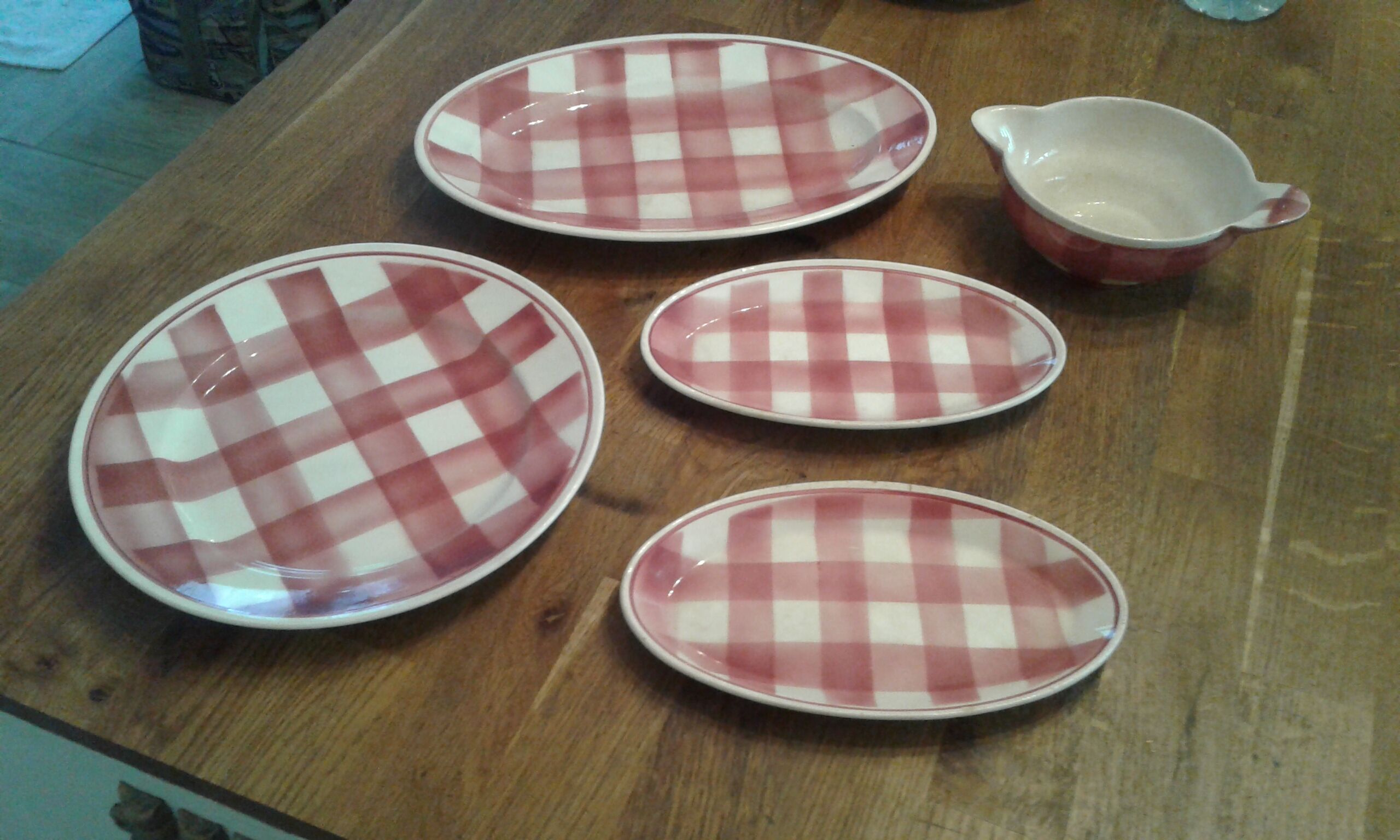 1 oval dish, 1 round dish, 2 raviers, 1 sausage