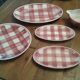 1 oval dish, 1 round dish, 2 raviers, 1 sausage