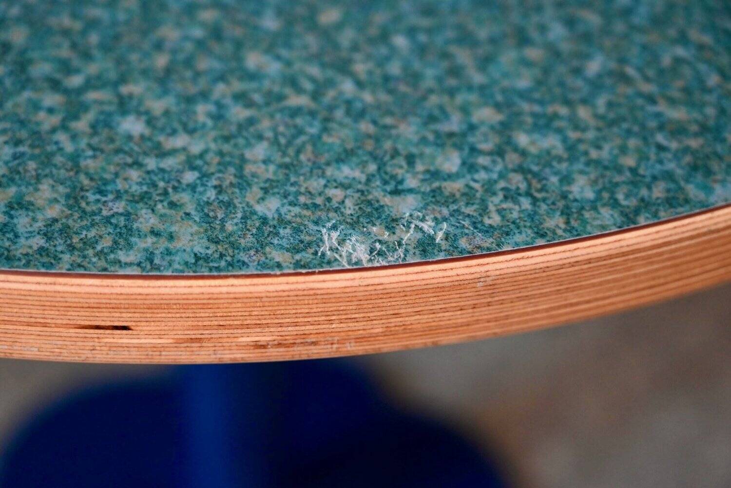 Round bistro table with tulip base in Art Deco style from the 1990s.