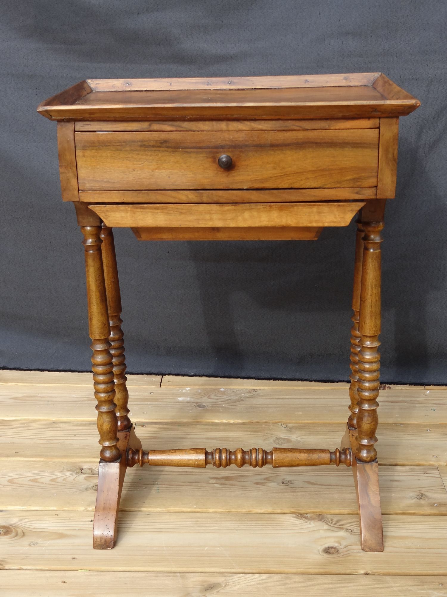Walnut work table with two drawers, early nineteenth, 46 x 65 cm