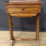 Table d'ouvrage en noyer à deux tiroirs, début XIXème, 46 x 65 cm
