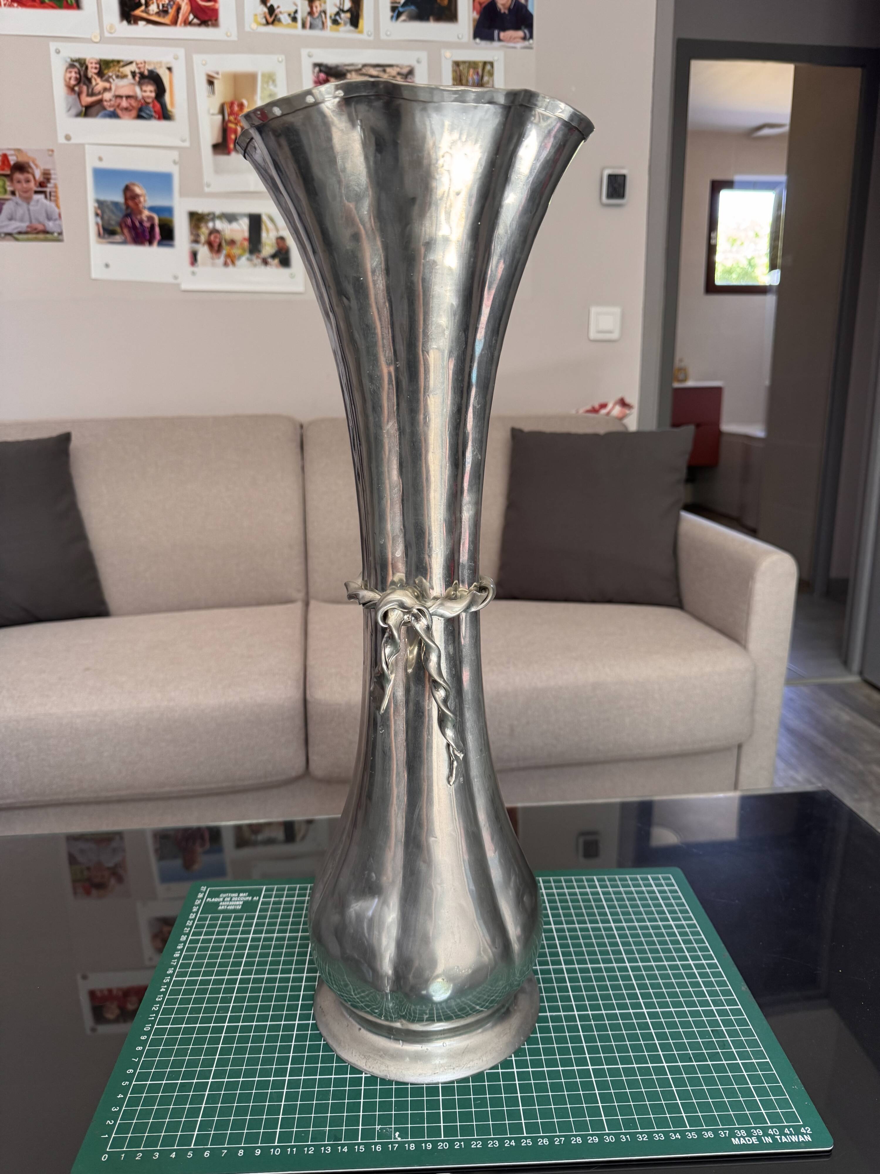 Pure tin sun vase at 95%, signed Jean Goardère.