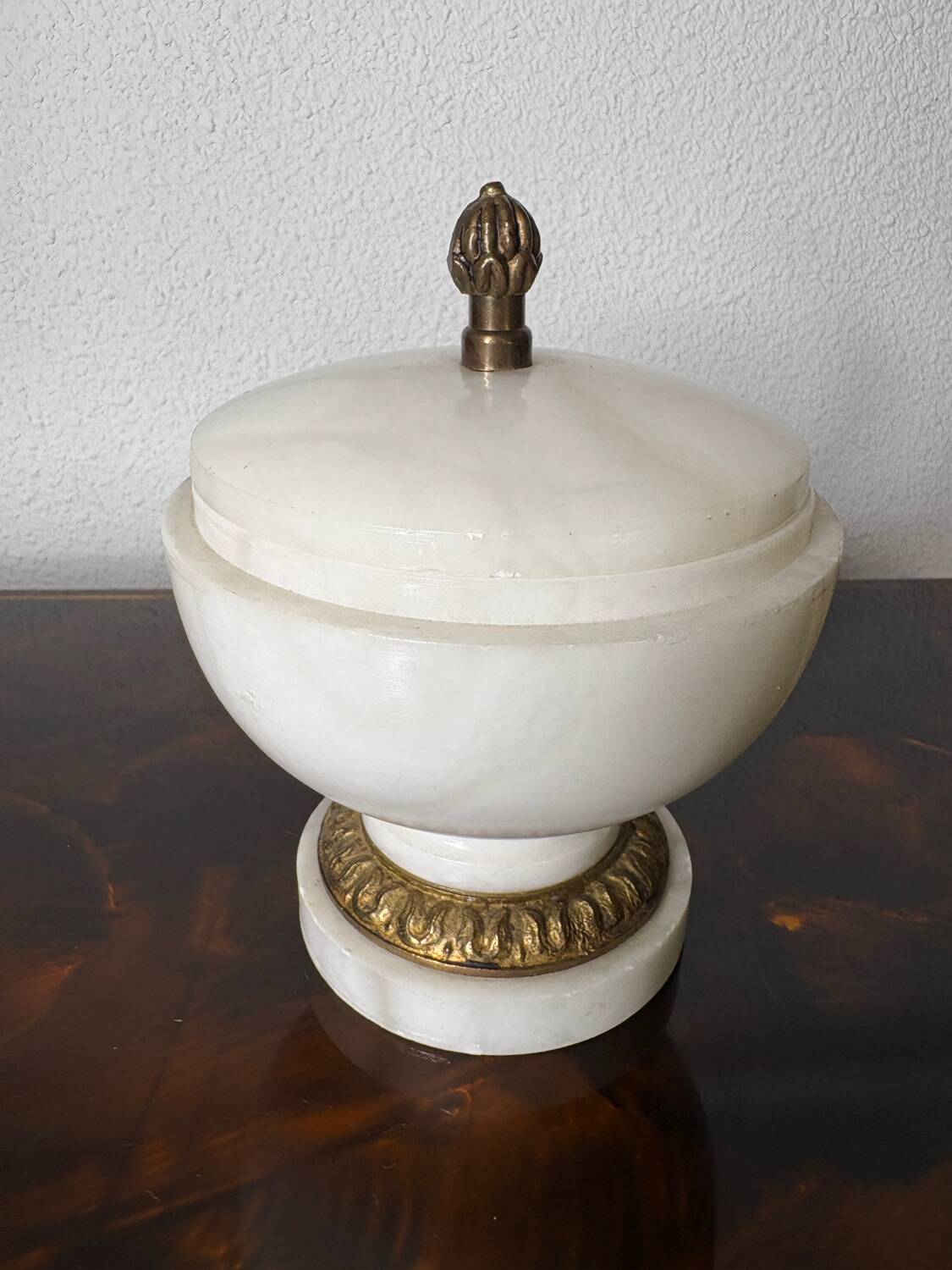 Bonbonnière en albâtre et bronze doré