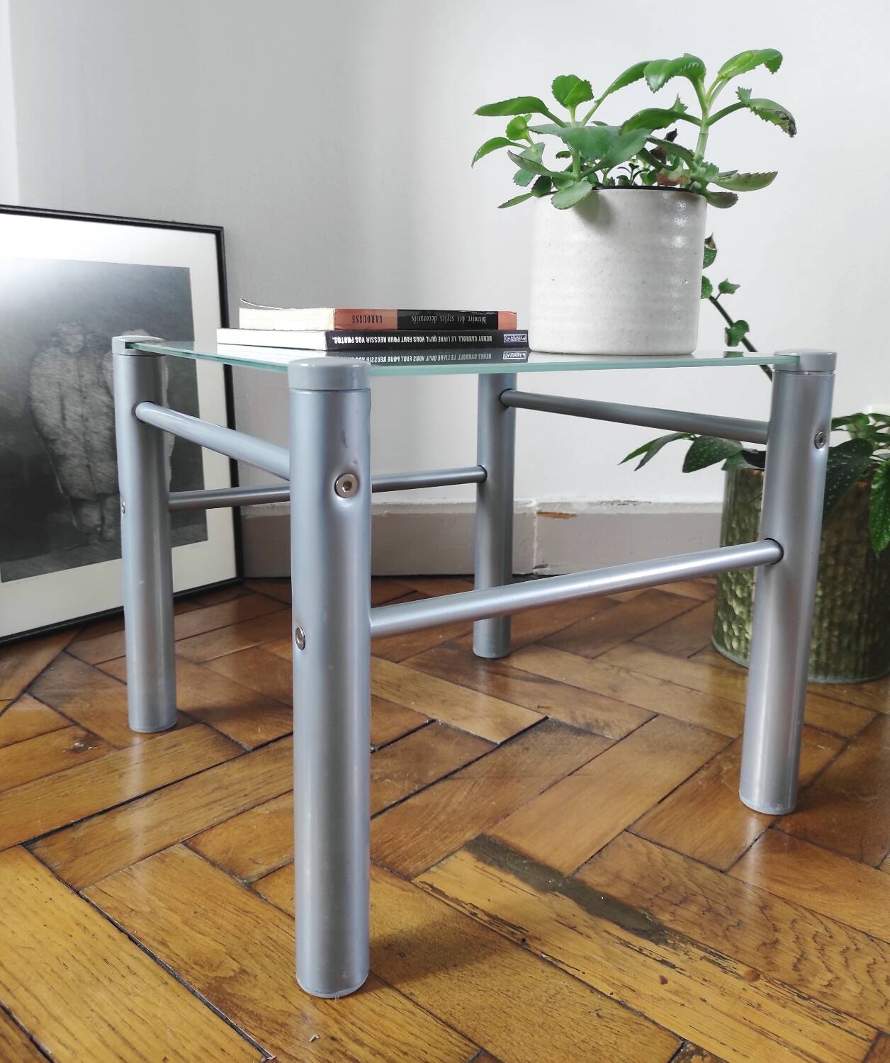 Side table / Vintage end table in frosted glass and metal – An