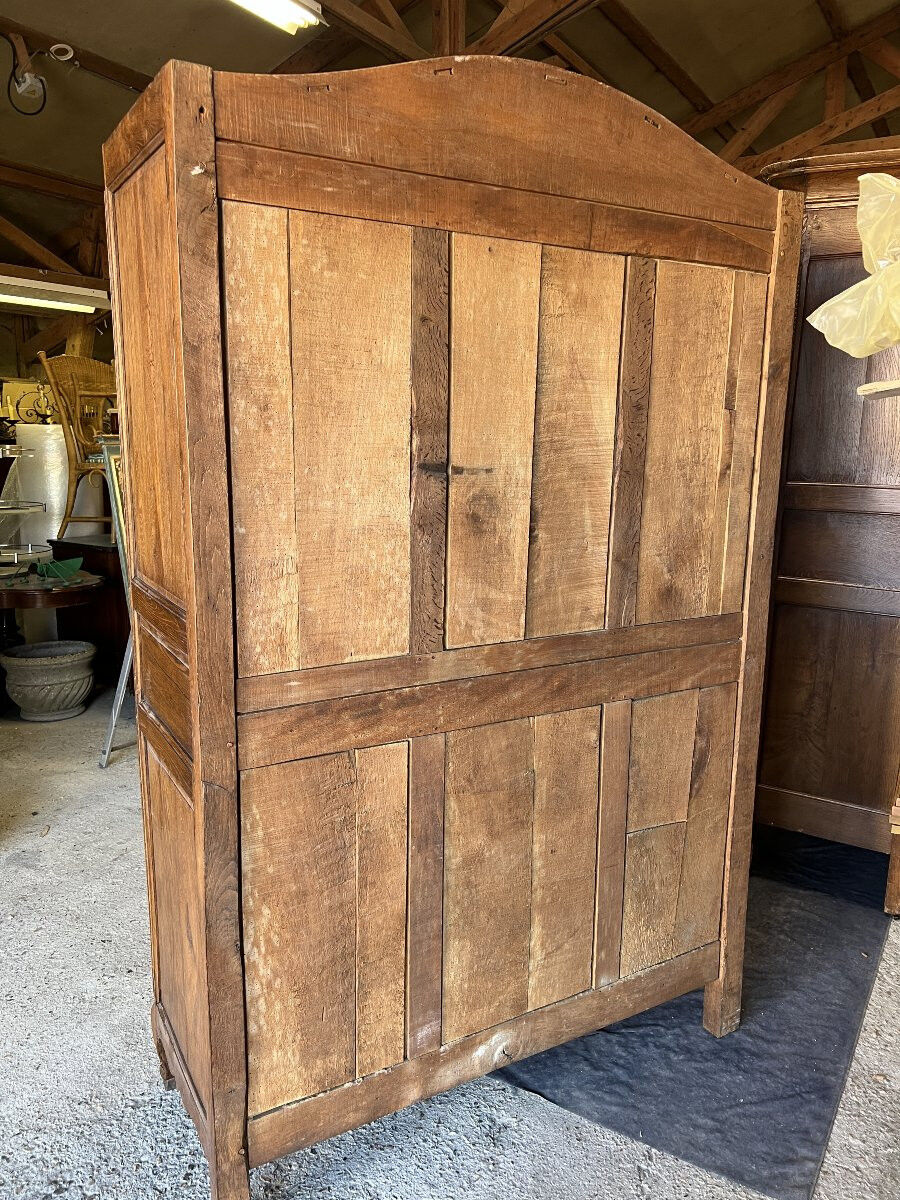 Norman Cauchoise wardrobe in medium oak, carved from the 19th century with a gendarme hat top.