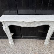 Cheminée de style Louis XV en marbre de Carrare vers 1980