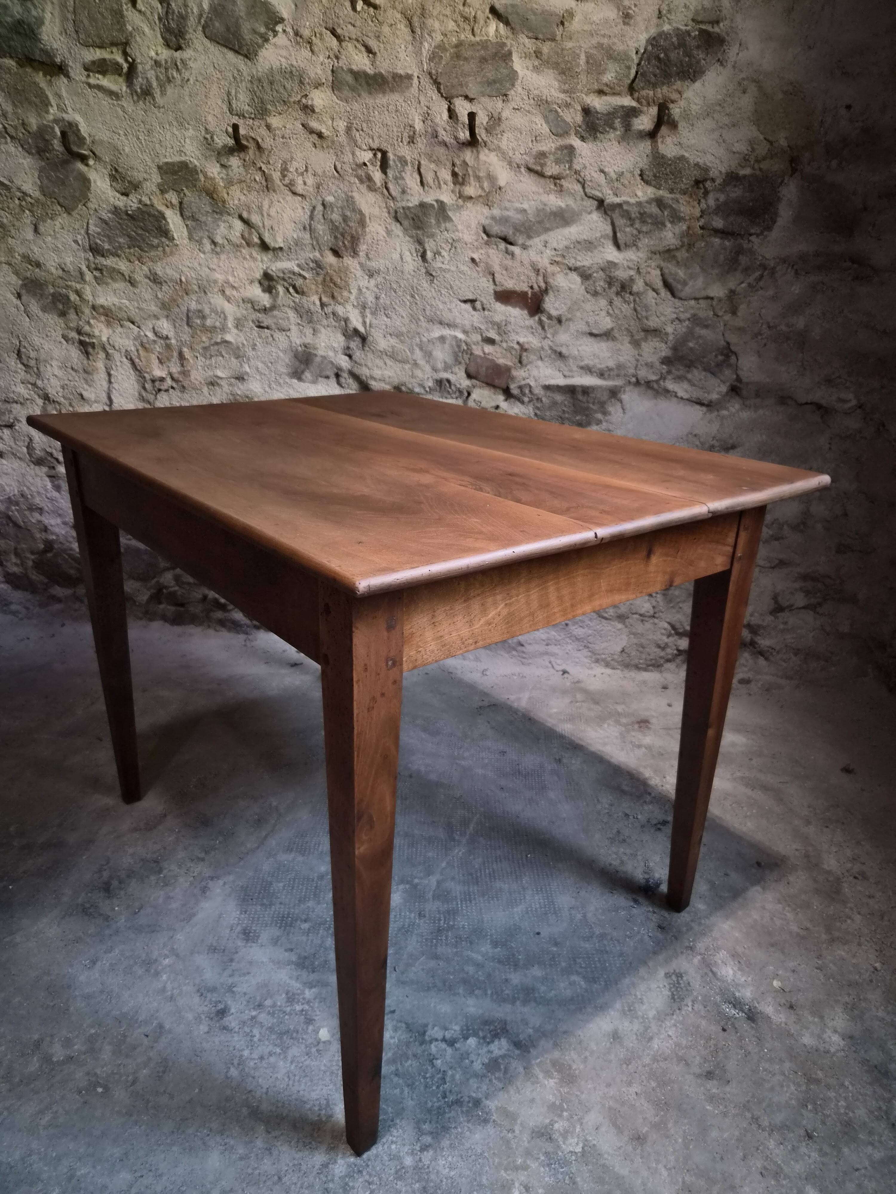 Table française ancienne en noyer avec tiroir, vers 1900–1920