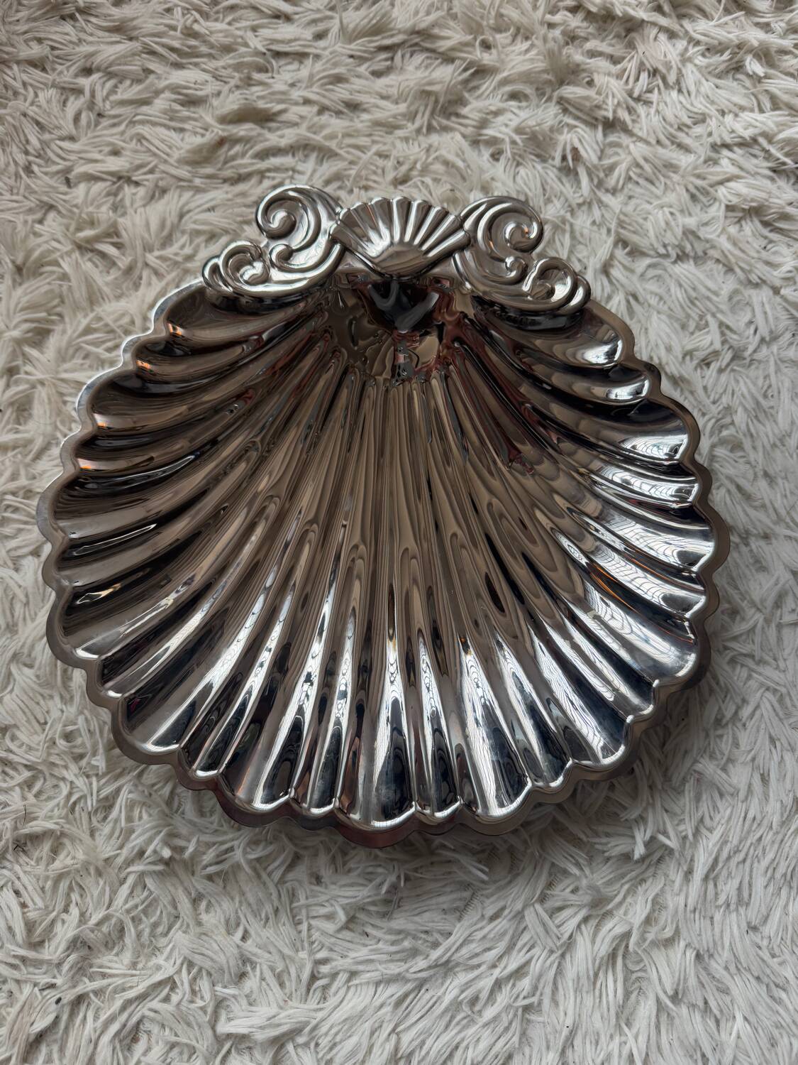 Large seashell-shaped trinket tray