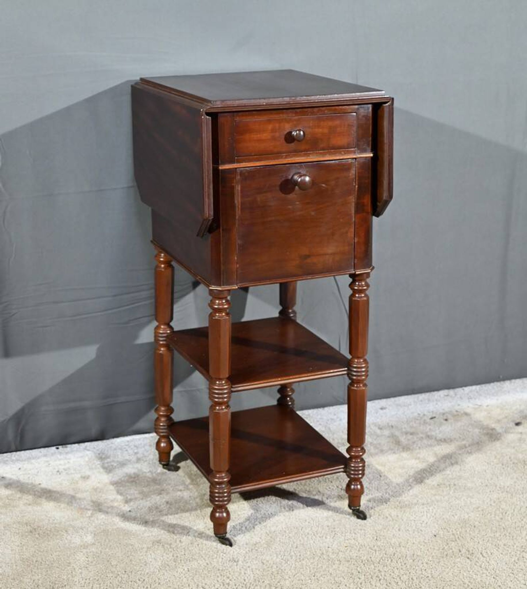 Petite table à volets en acajou, maison lemarchand, a. lemoine – milieu xixe