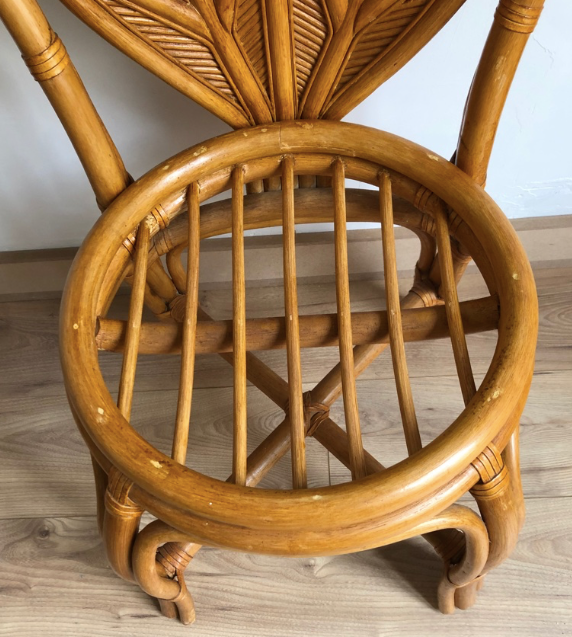 Leaf-shaped rattan chair
