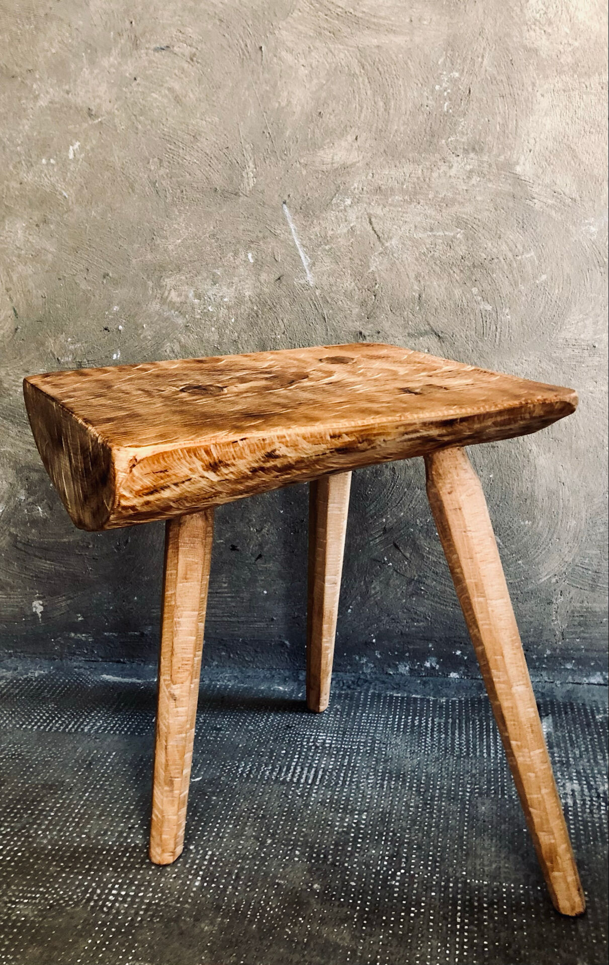 Table tripode bois design Brutaliste