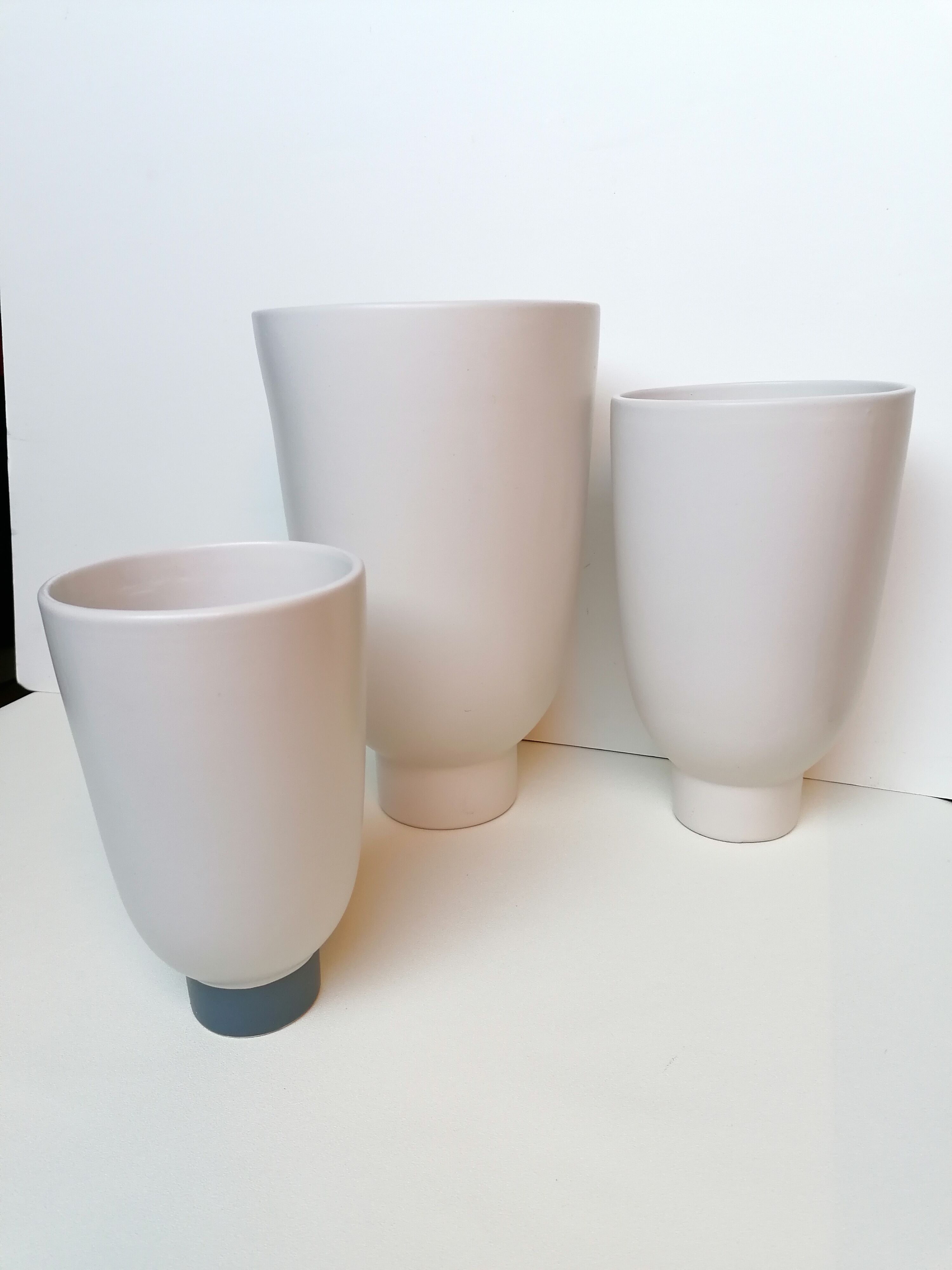3 Nesting vases in fine pottery