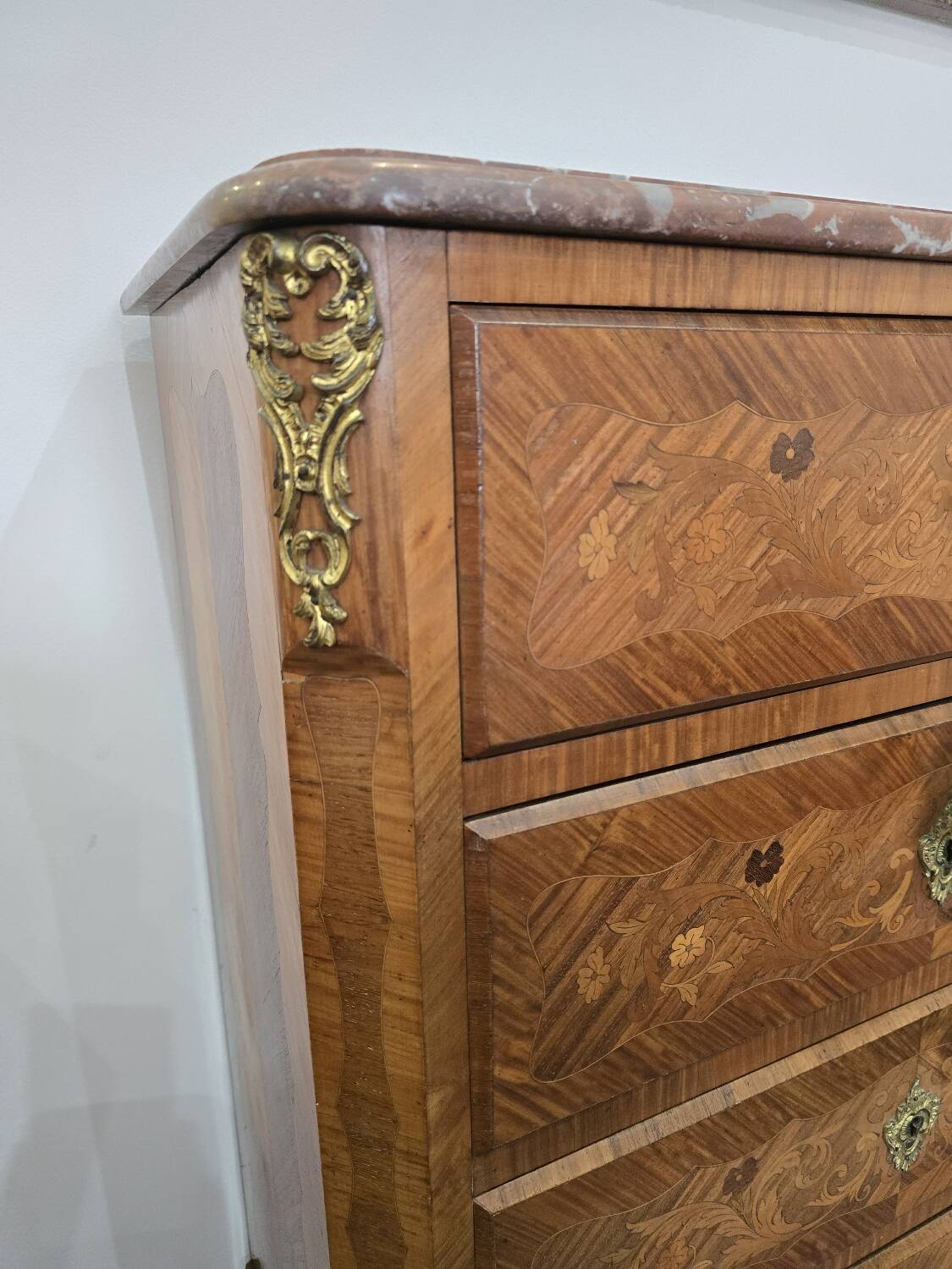 Louis XV chest of drawers in marquetry and gilded bronze - Marble top