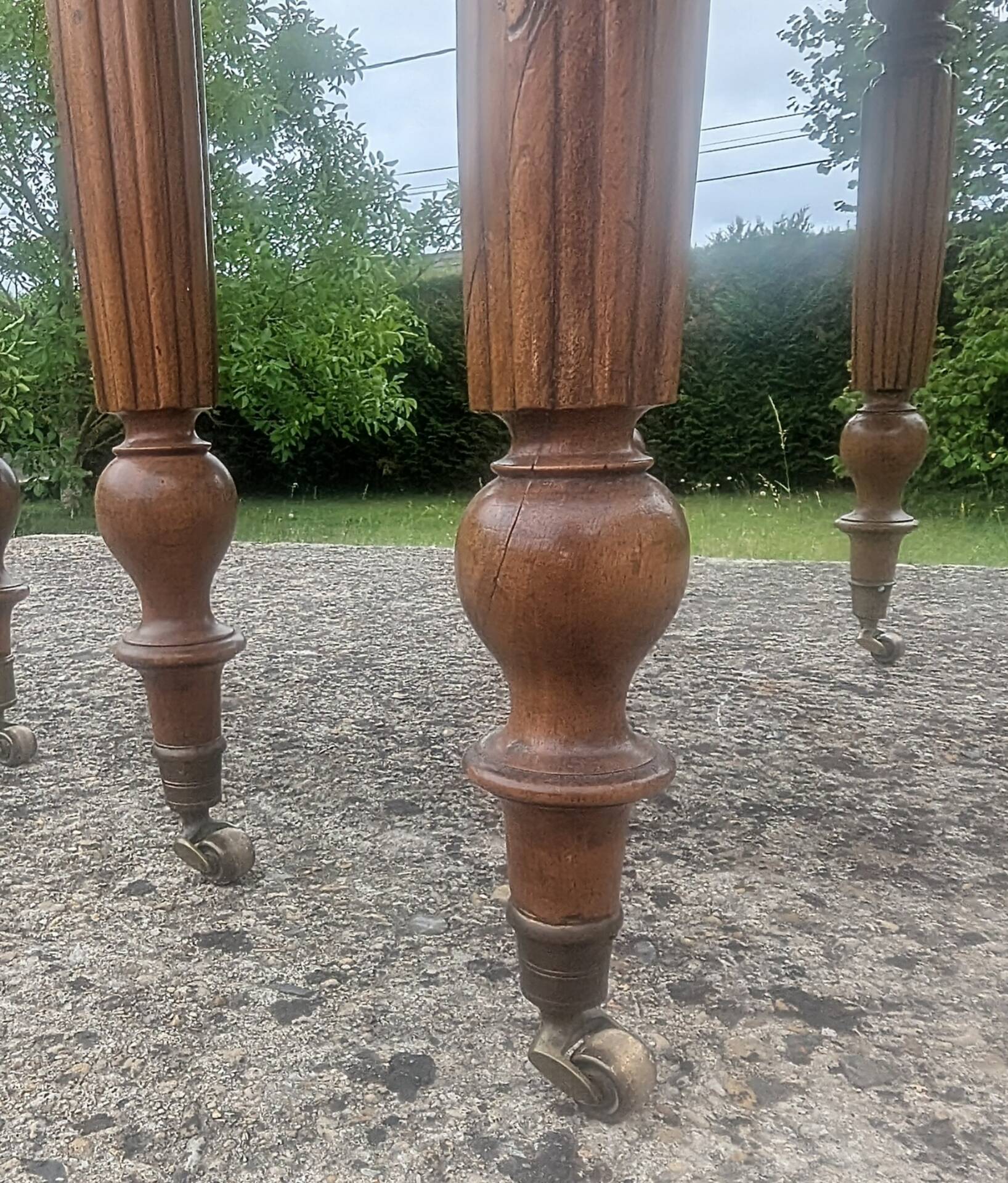 Large six-foot table with XIX century folding leaves in solid walnut Ø120 extendable to 330.