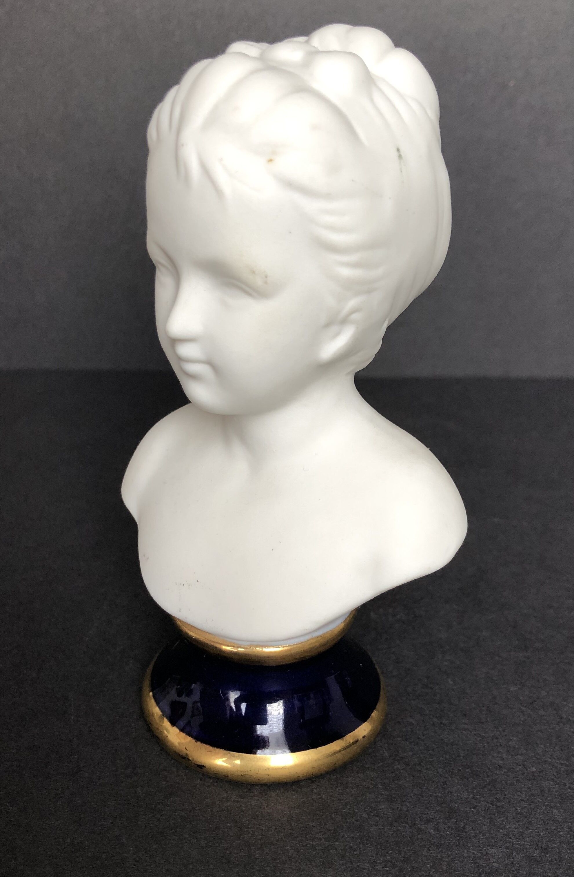 Buste de jeune femme en biscuit