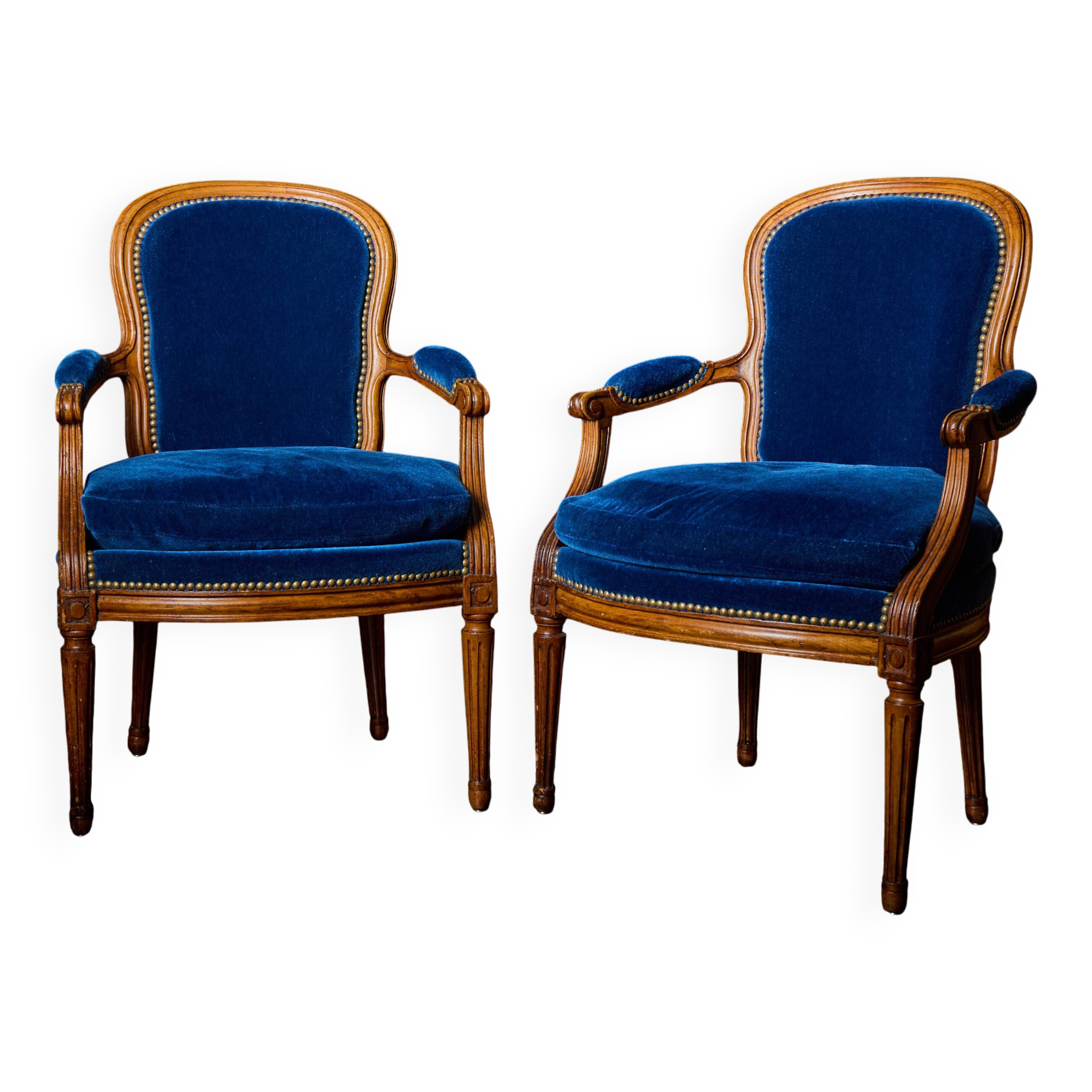 Paire de fauteuils de style Louis XVI rénovés en velours bleu