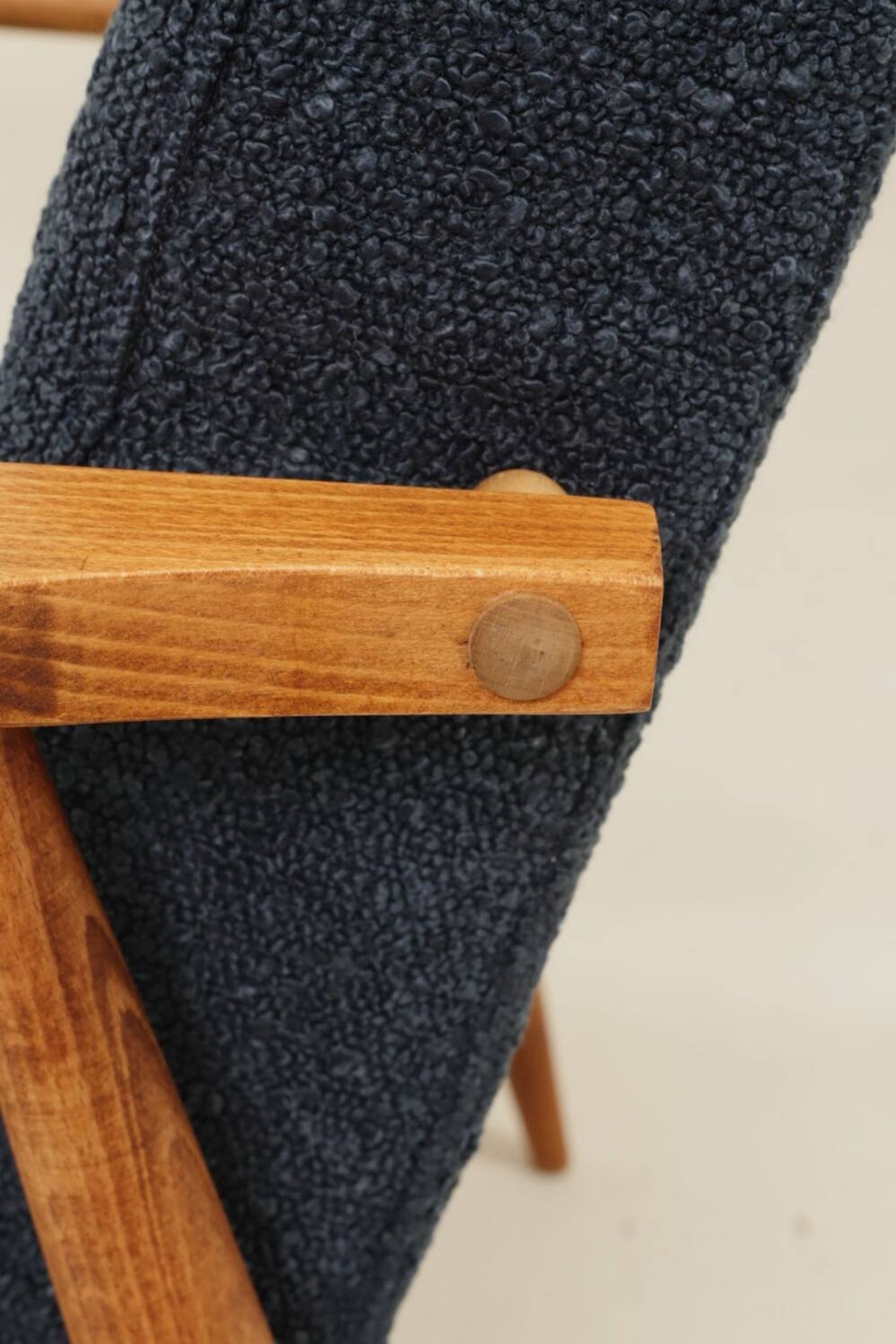 Fauteuil scandinave en bouclé bleu marine conçu par H. Lis.