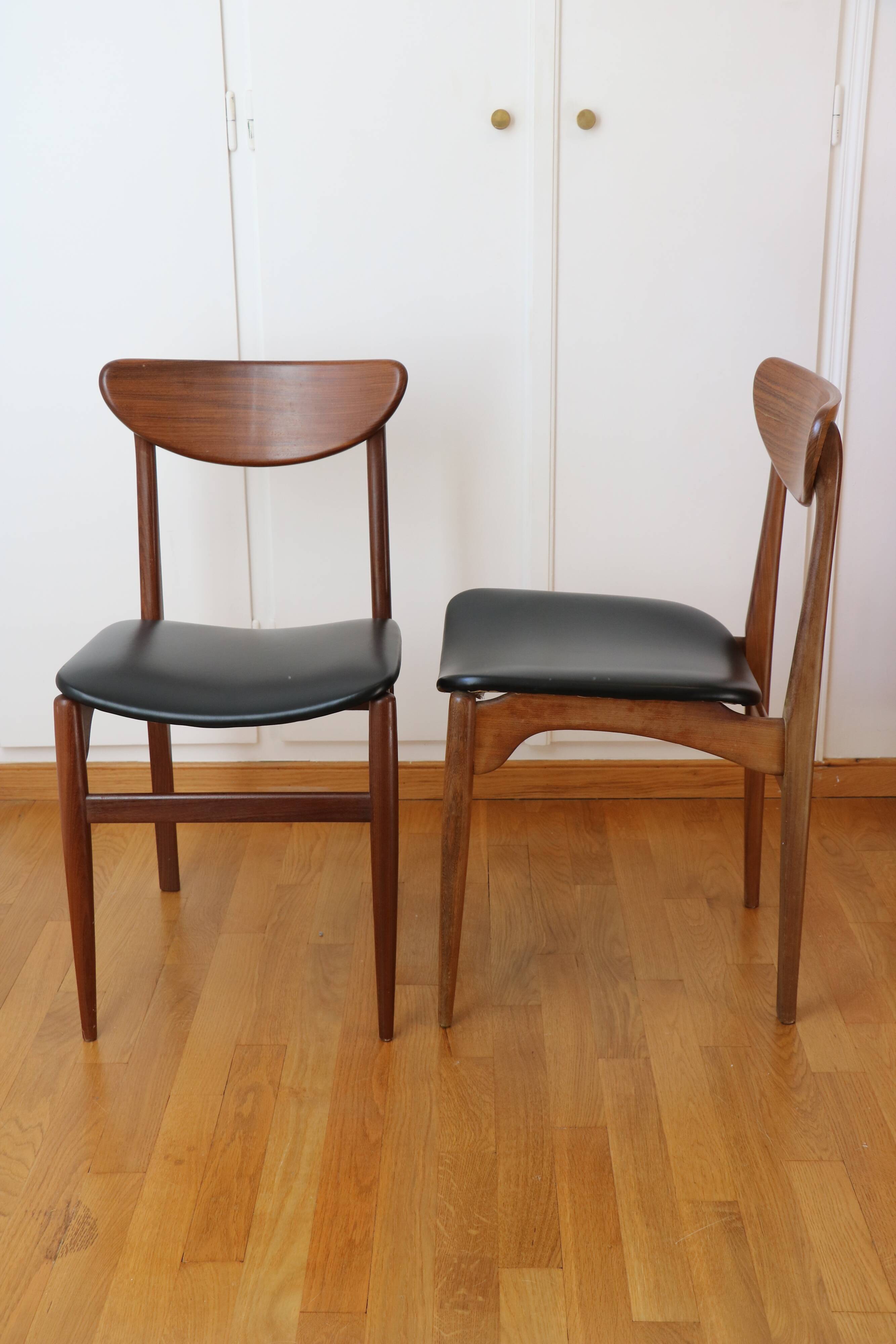 4 Scandinavian chairs in solid wood and black imitation leather