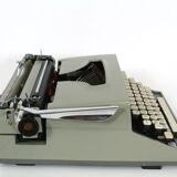 Remington travel-deter Deluxe typewriter with  case