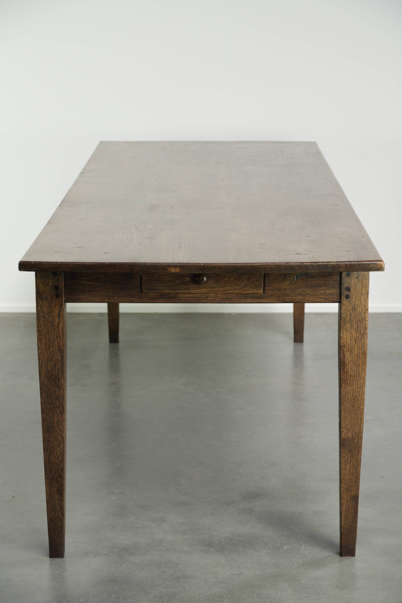 Table de ferme française du 19ème siècle en chêne avec 2 tiroirs.