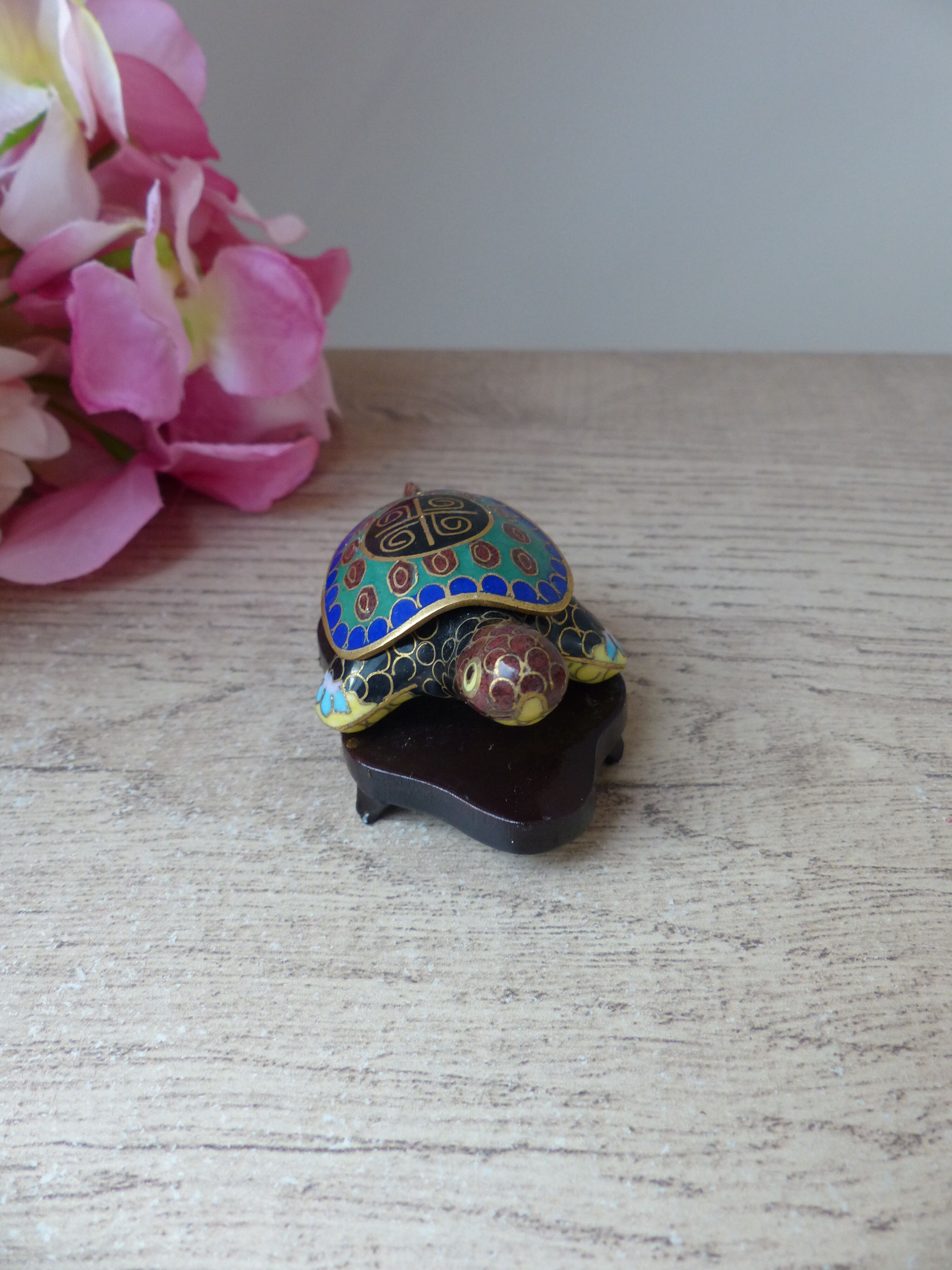 Boite miniature en forme de tortue cloisonné email sur socle en bois