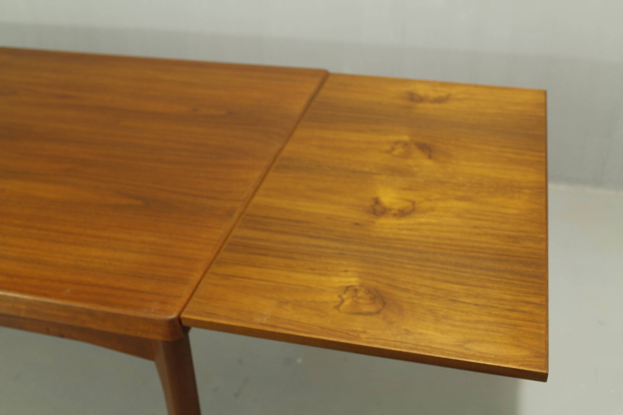 Table à manger en teck par Henning Kjaernulf, Danemark, années 1960.