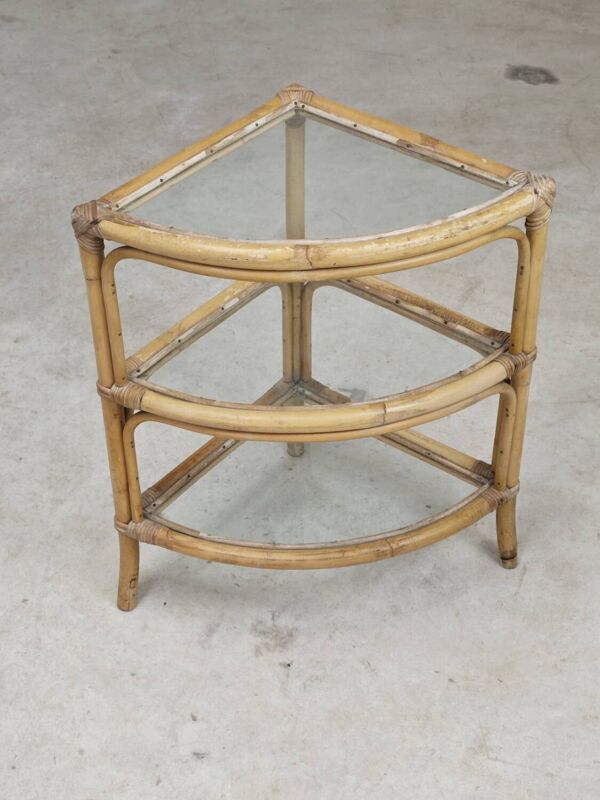 Étagère d'angle en rotin et verre 1970