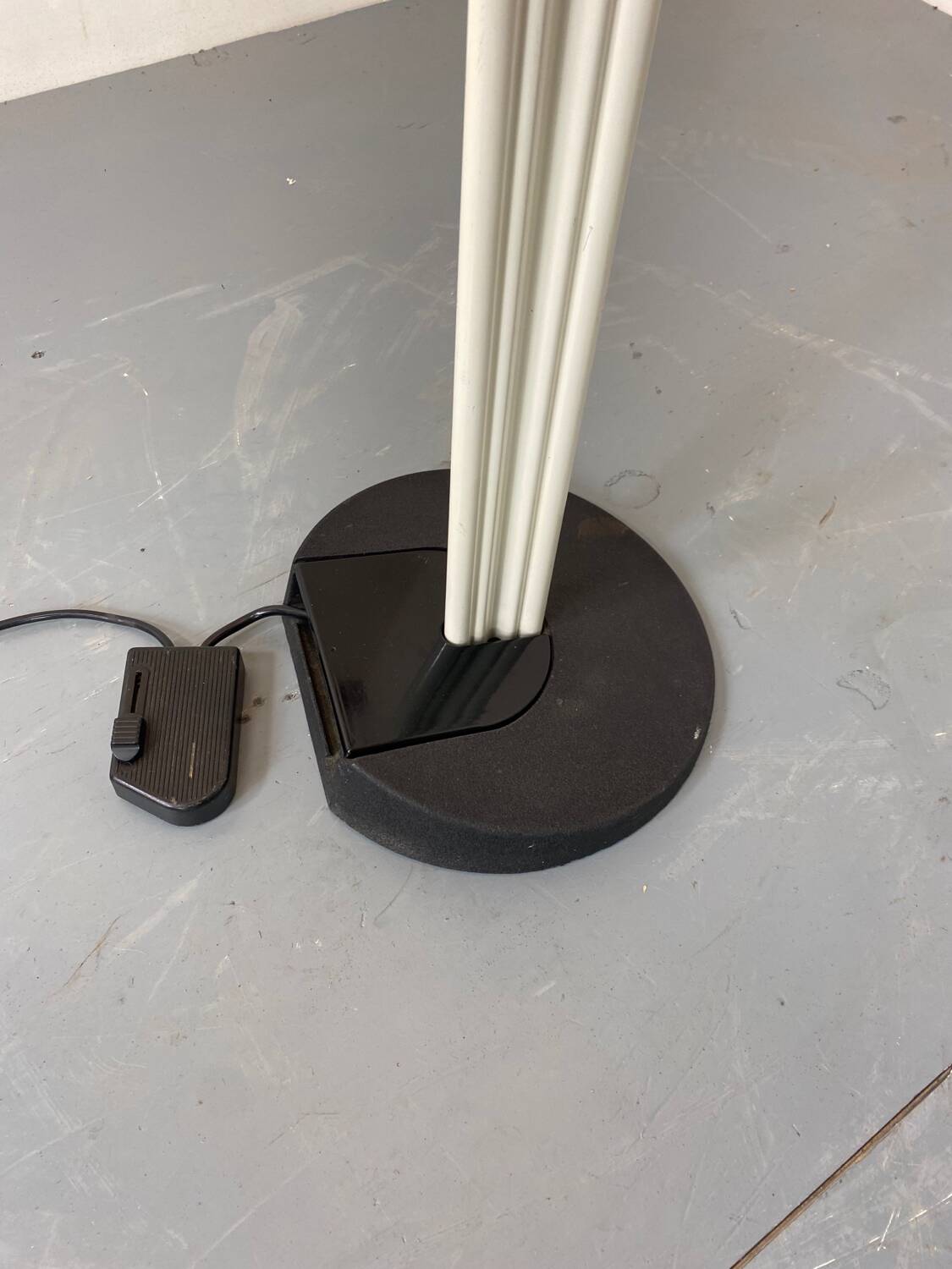 Lampadaire Mod. Otello de Bruno Gecchelin pour Oluce années 1980