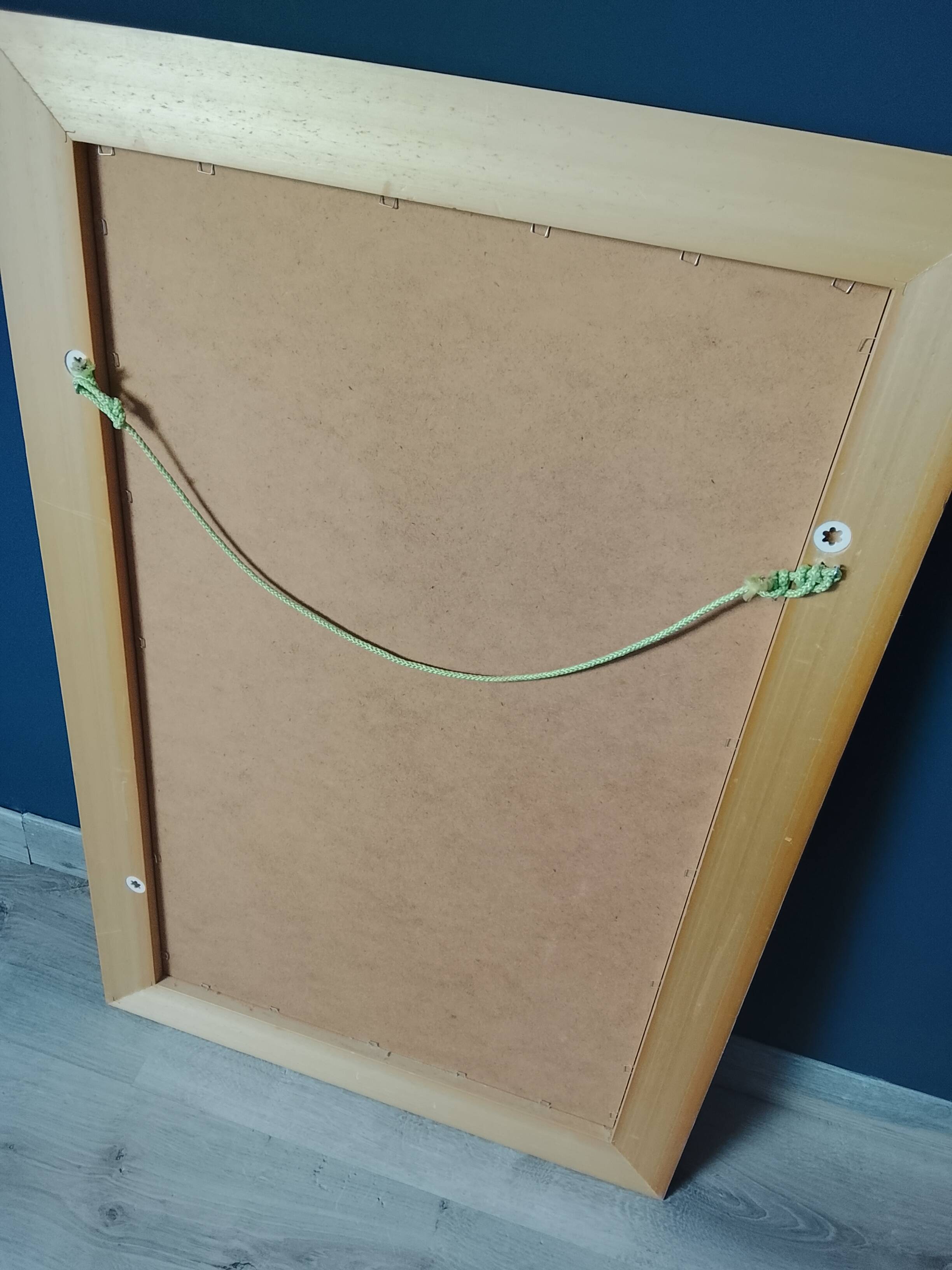 Miroir dans un élégant cadre doré. 84 x 57