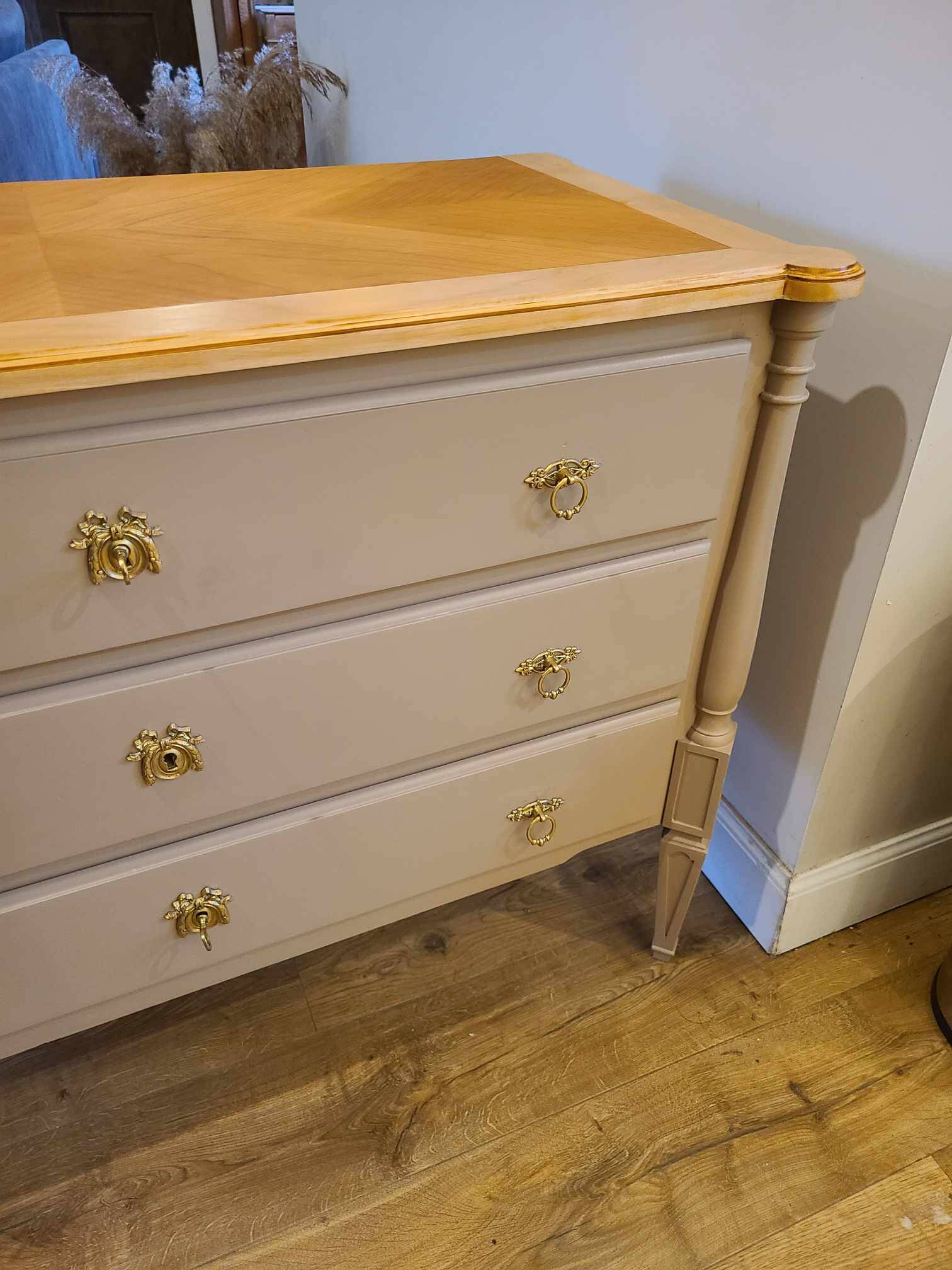 Commode en bois peint