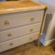 Commode en bois peint