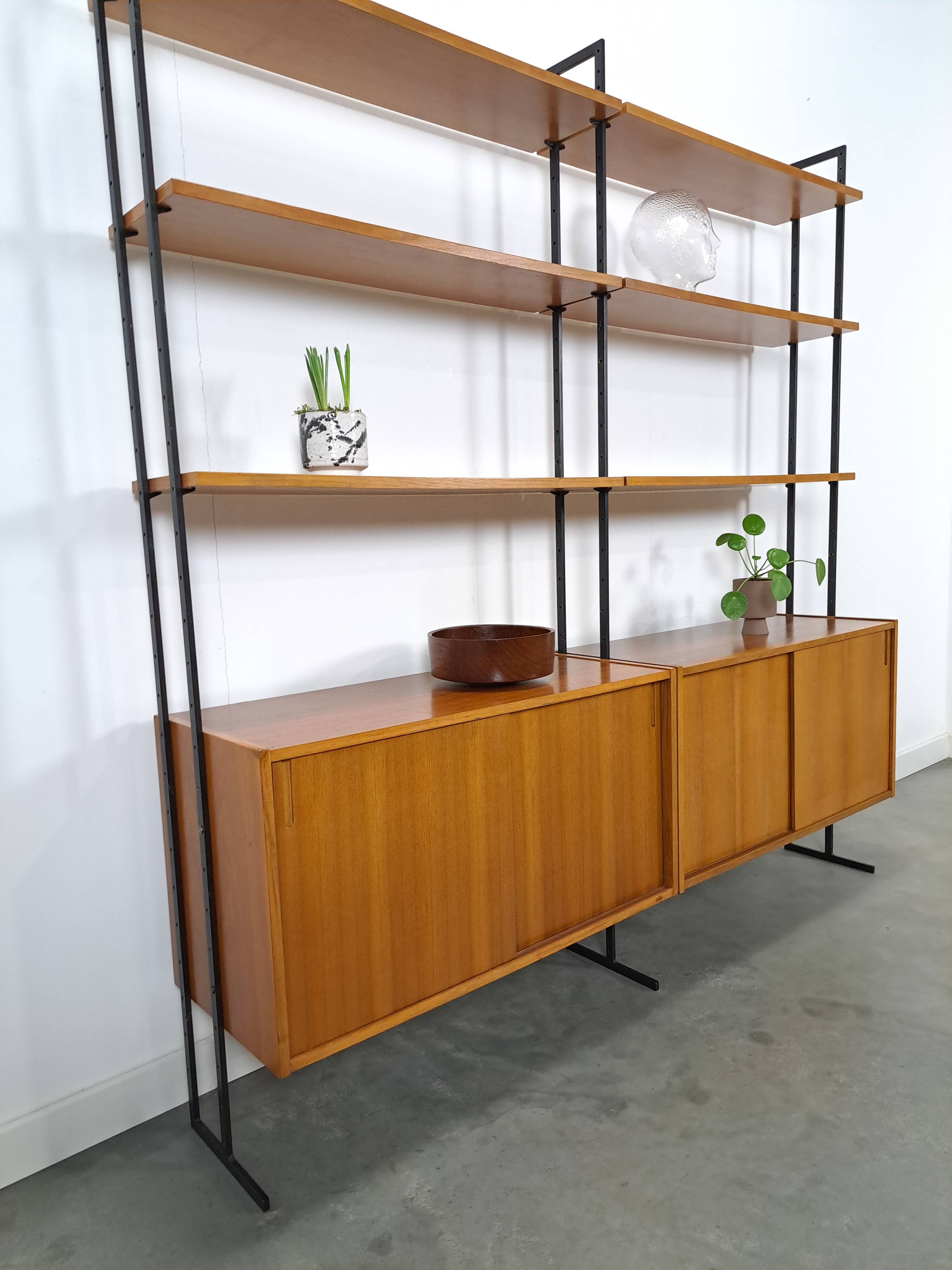 Modulair Omnia wandsysteem, Hilker, teak en zwart staal met legplanken