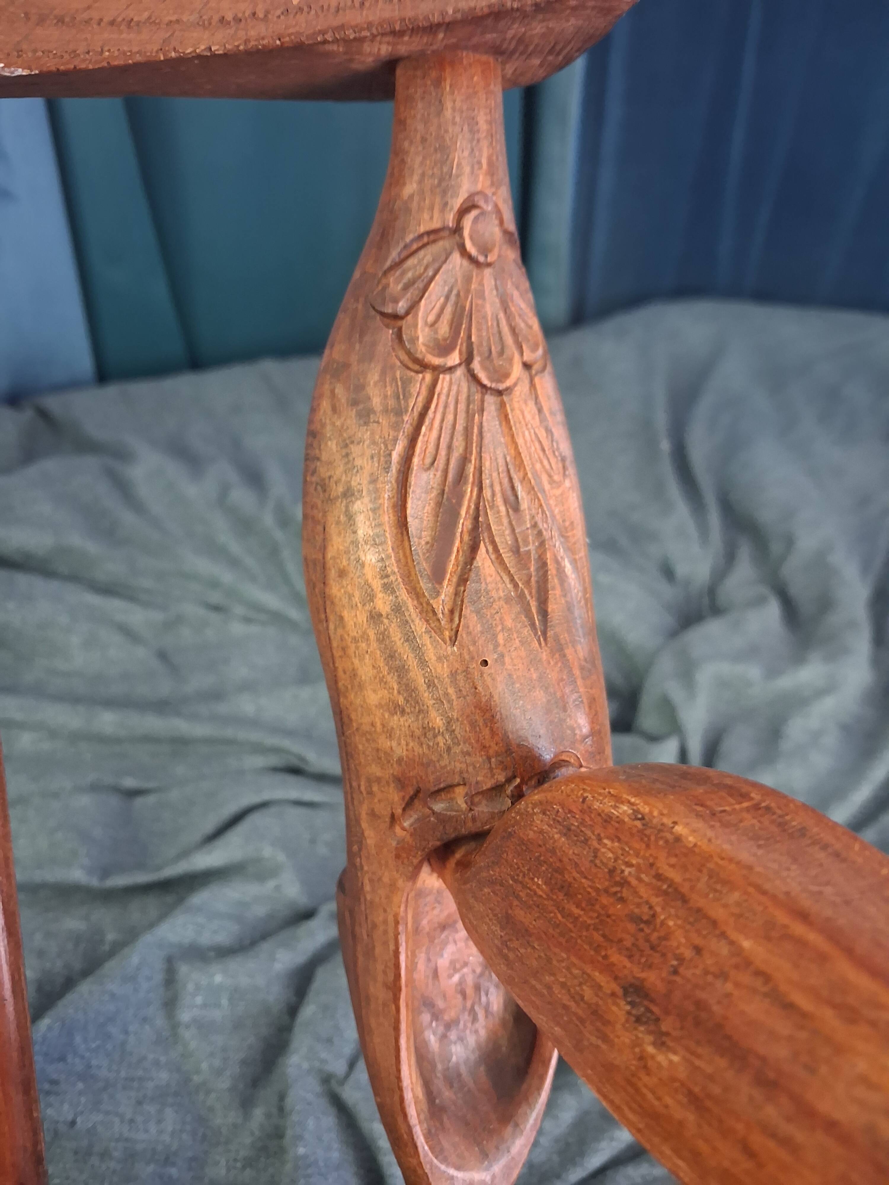 Chaise enfant en chêne sculpté. Ancien meuble breton
