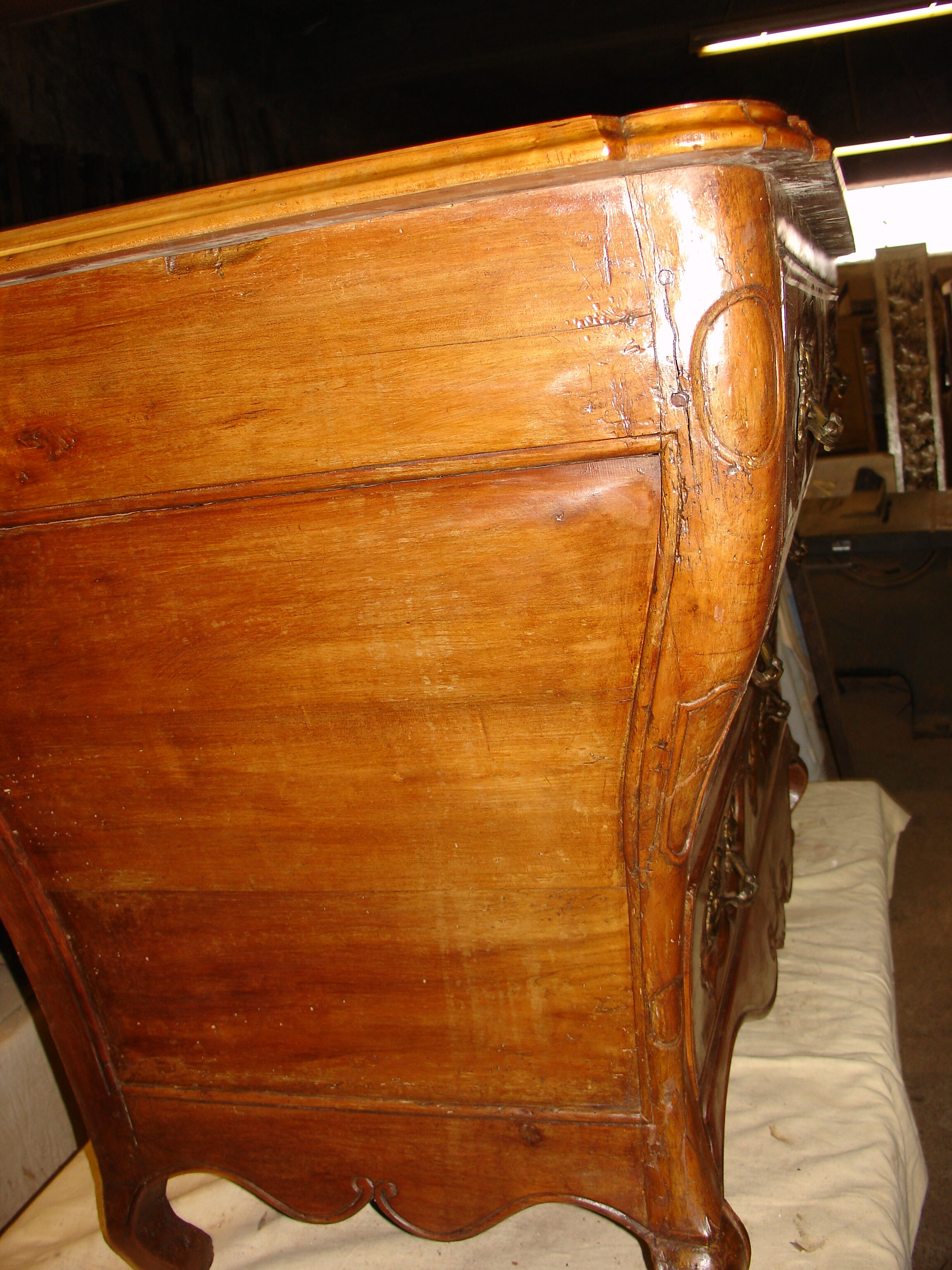 Commode dite "Tombeau" époque Régence de la fin du XVII siècle en merisier massif