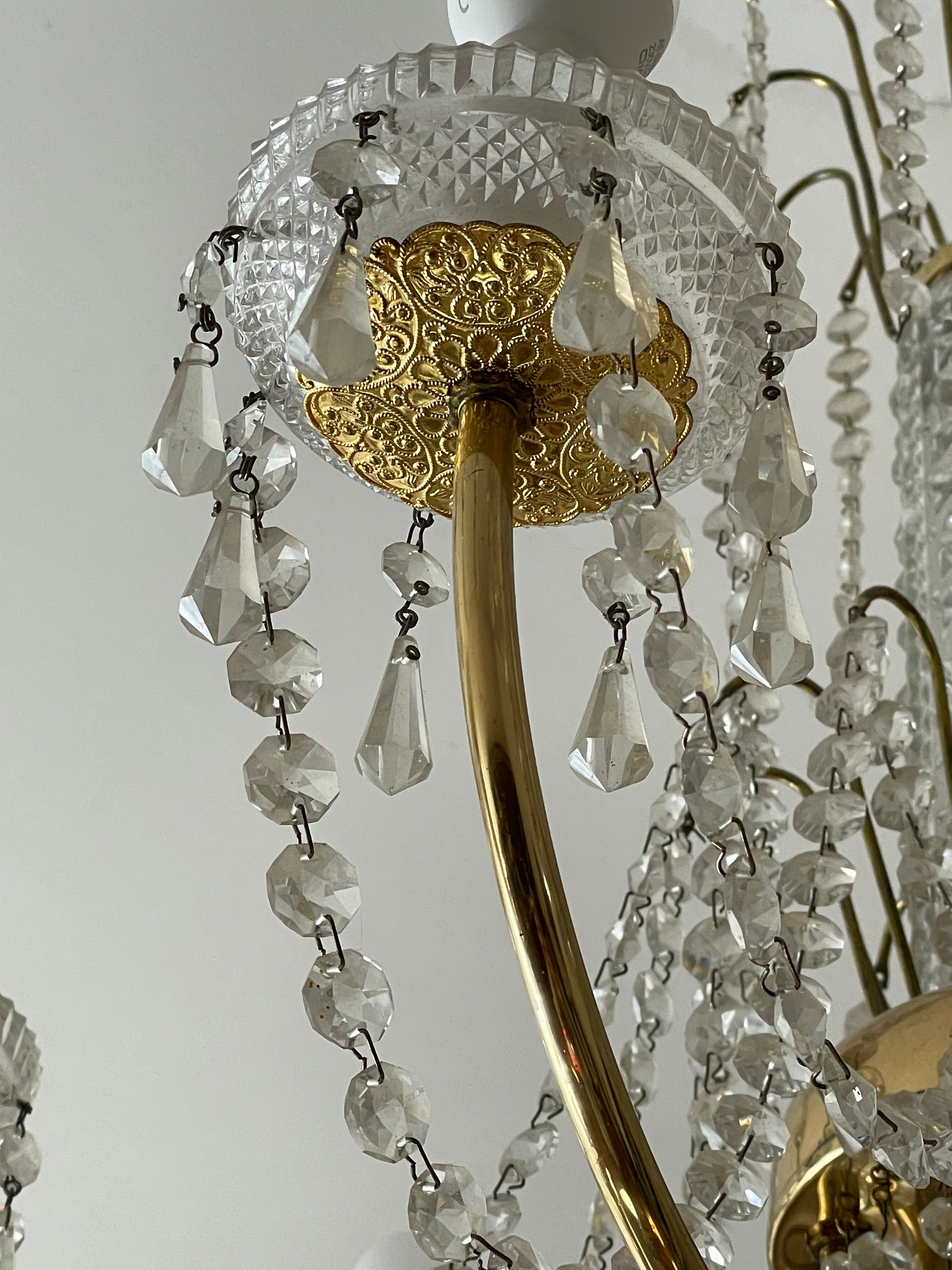 Chandelier with brass and glass grapevines