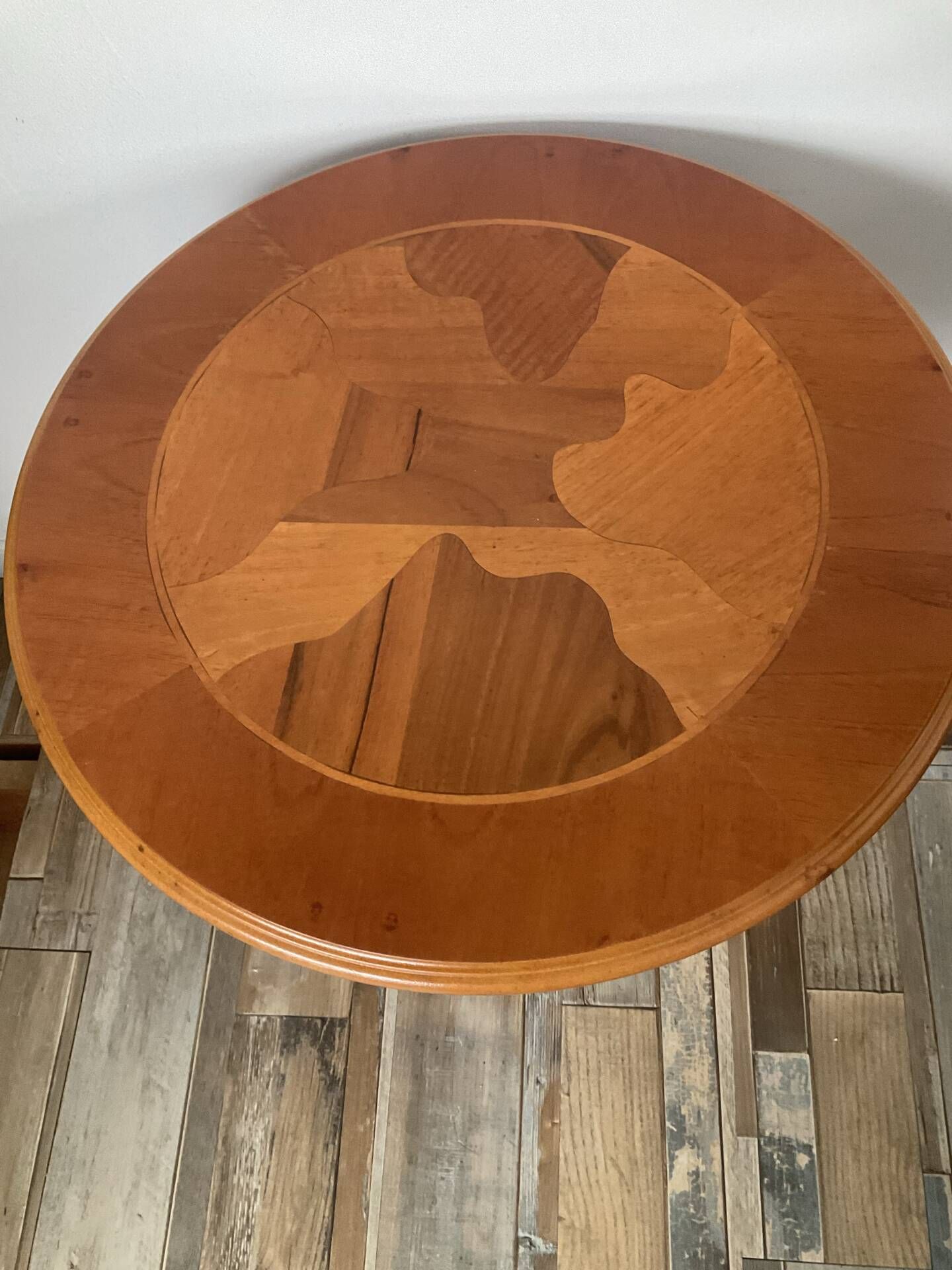 Side table or end table in solid wood with marquetry top.