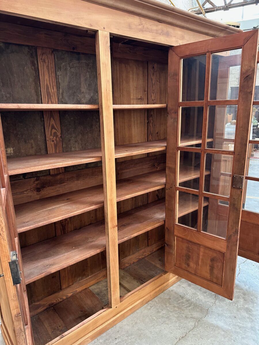 19th-century library in cherry wood
