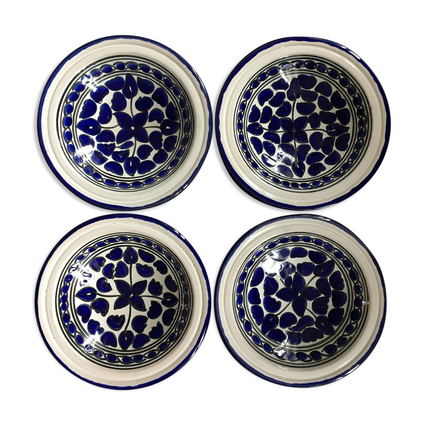 Lot 4 assiettes décor floral bleu