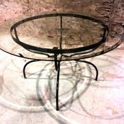 Table de salle à manger piètement fer forgé et laiton, plateau de verre., années 1980